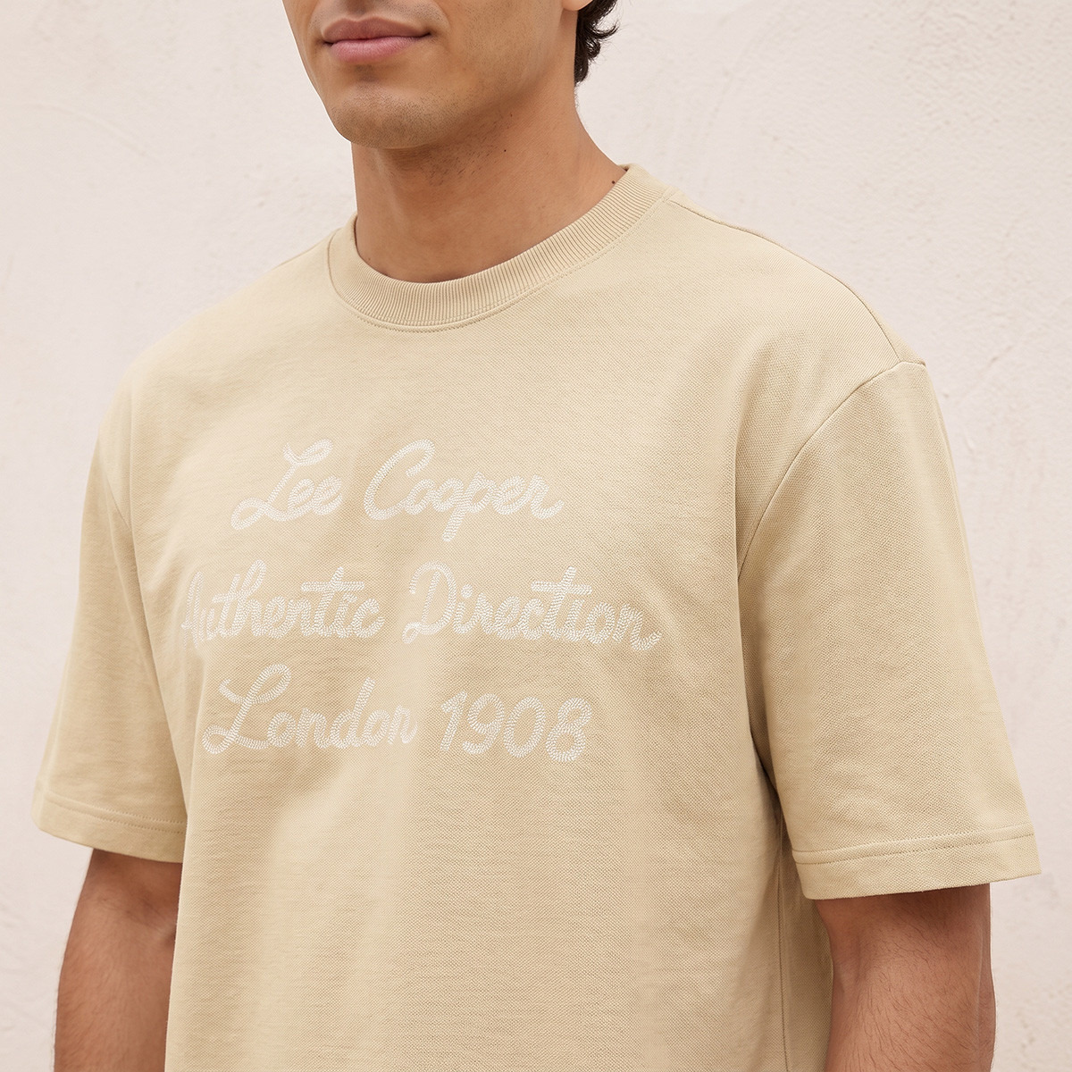 تيشيرت بياقة ضيقة وطبعات شعار من لي كوبر-men-clothing-tshirtsandpolos-tshirts-image-4