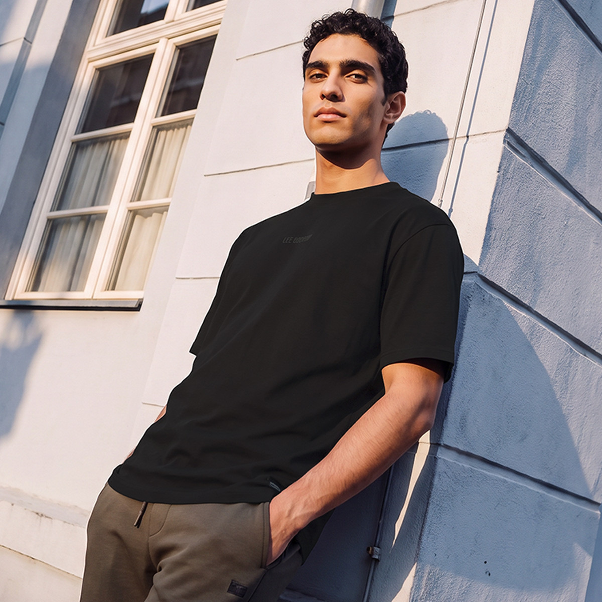 تيشيرت بياقة ضيقة من لي كوبر-men-clothing-tshirtsandpolos-tshirts-image-2