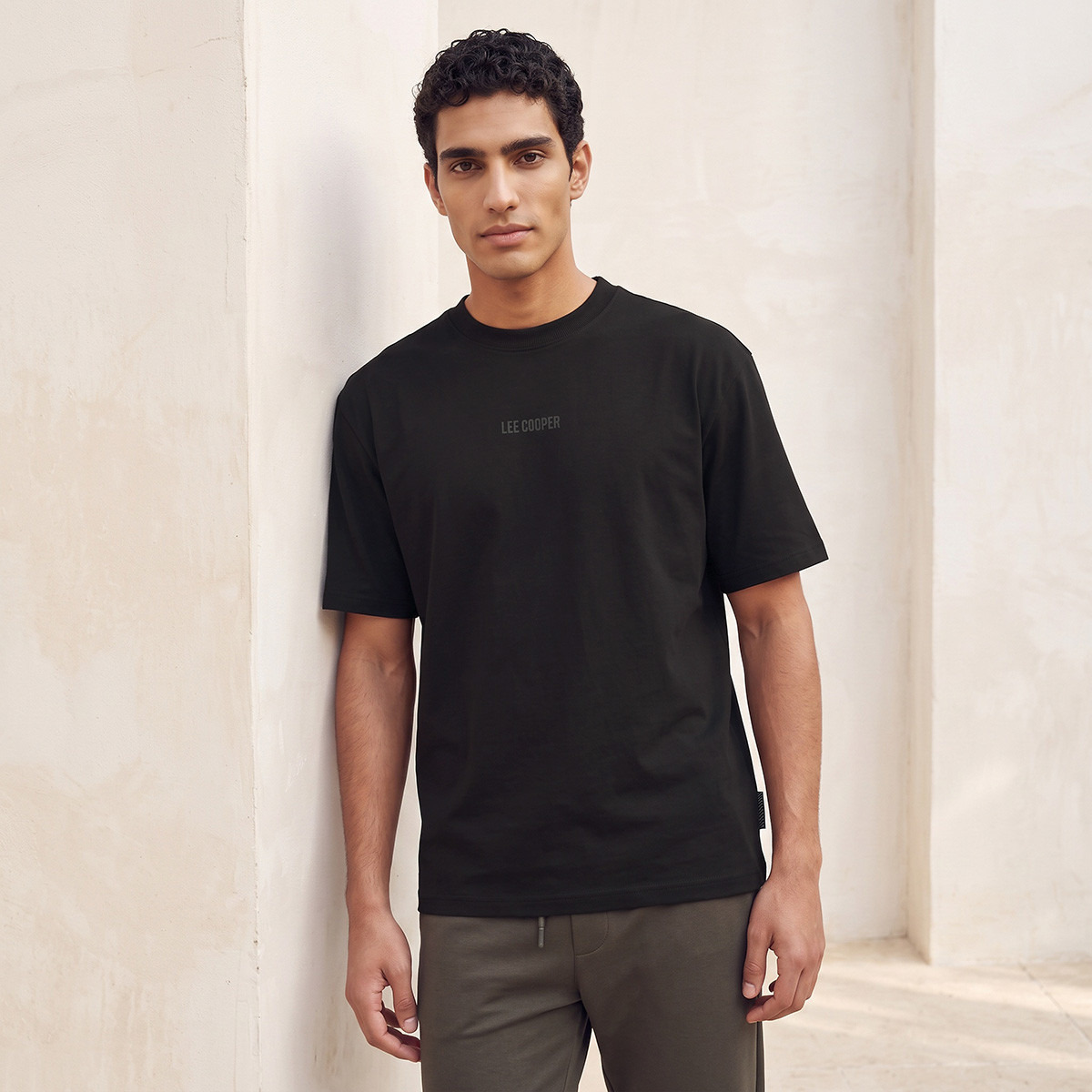تيشيرت بياقة ضيقة من لي كوبر-men-clothing-tshirtsandpolos-tshirts-image-4