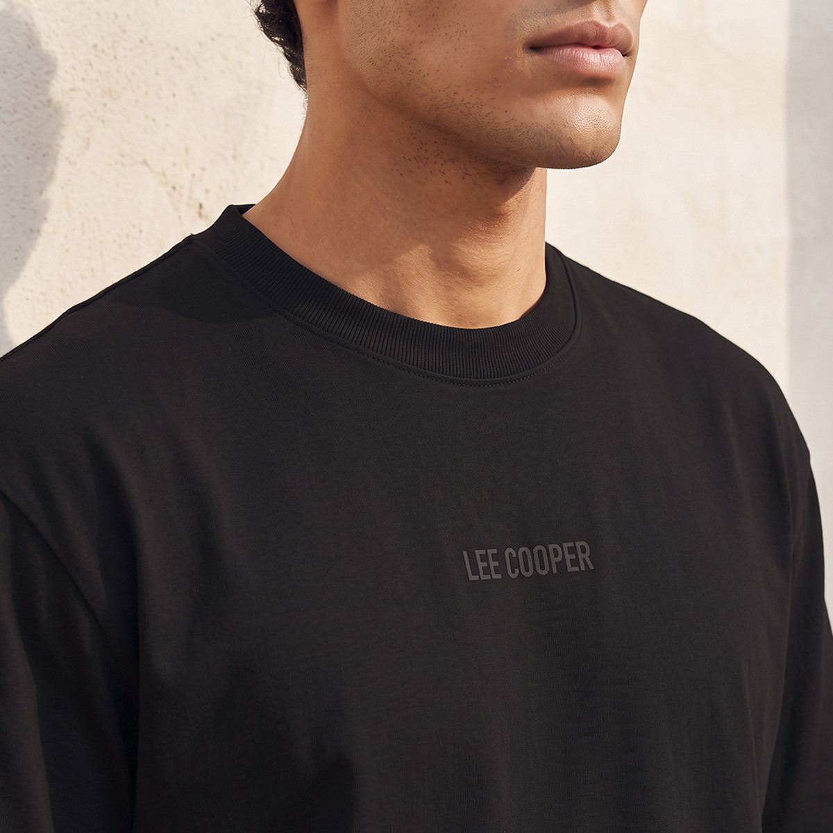 تيشيرت بياقة ضيقة من لي كوبر-men-clothing-tshirtsandpolos-tshirts-image-5