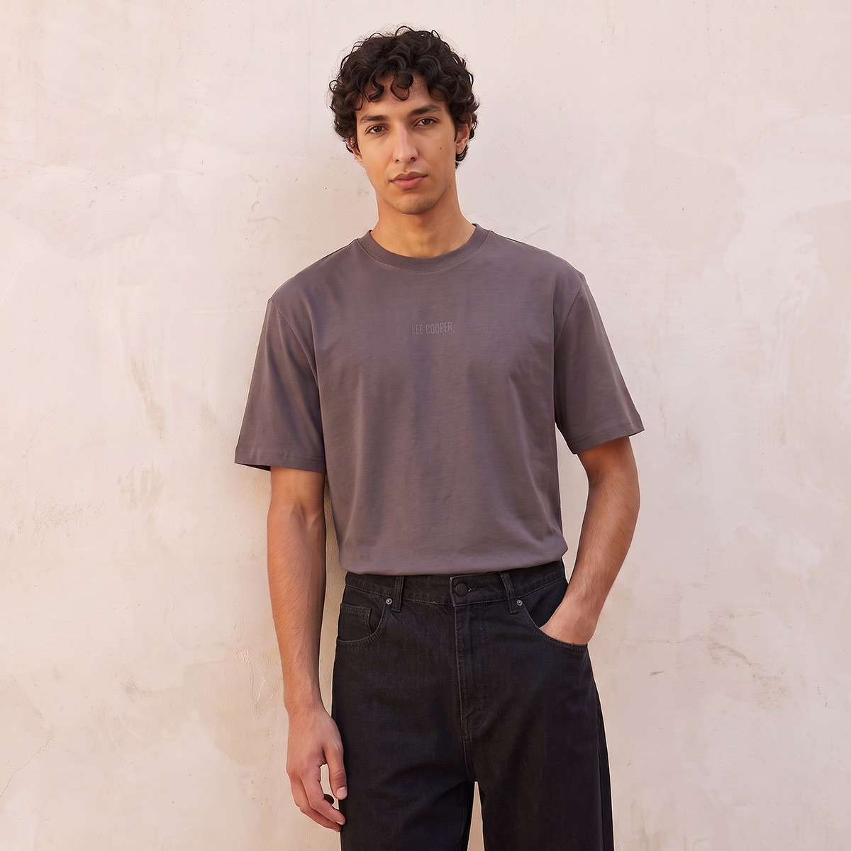 تيشيرت بياقة ضيقة من لي كوبر-men-clothing-tshirtsandpolos-tshirts-image-1