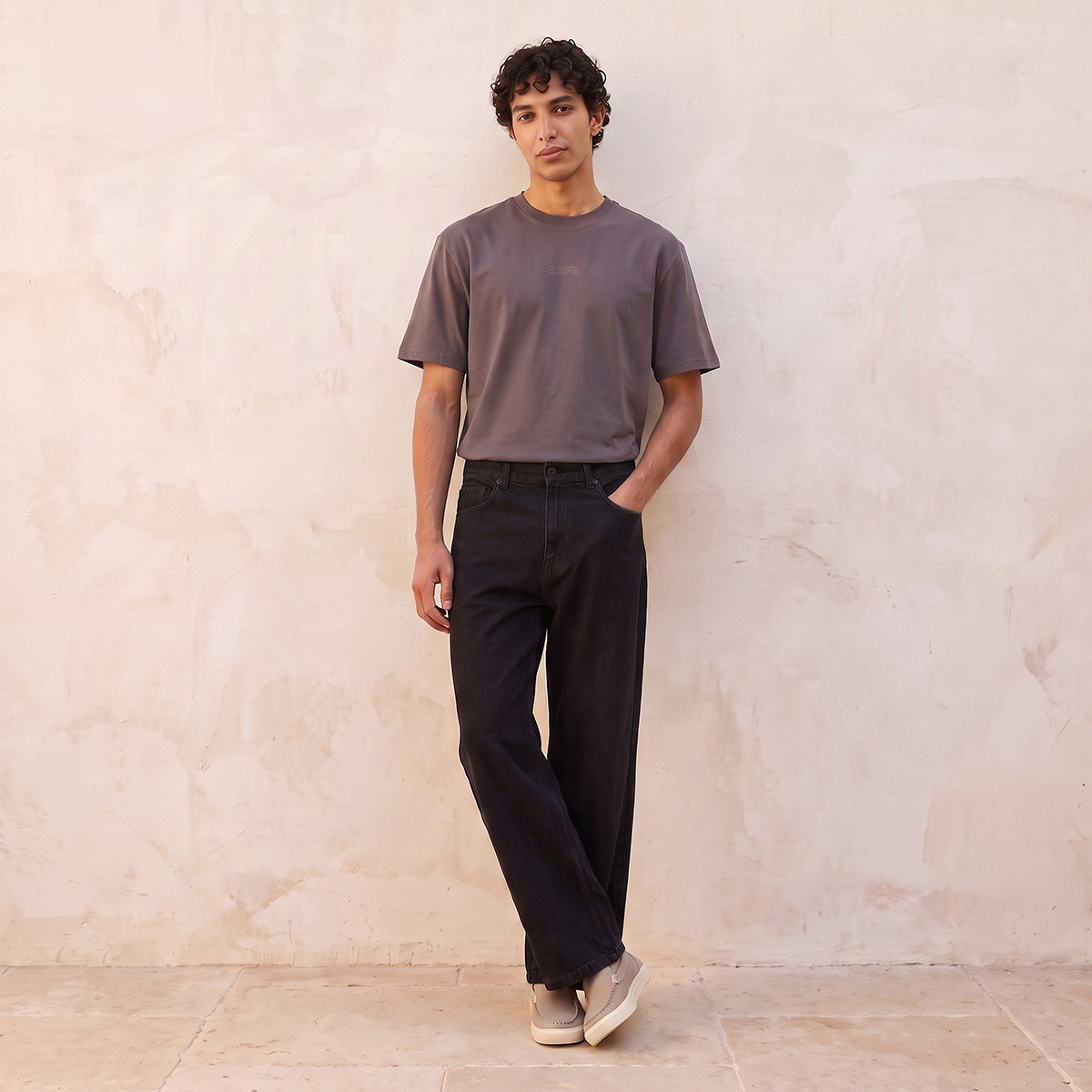 تيشيرت بياقة ضيقة من لي كوبر-men-clothing-tshirtsandpolos-tshirts-image-2