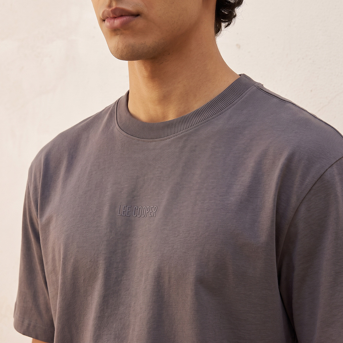 تيشيرت بياقة ضيقة من لي كوبر-men-clothing-tshirtsandpolos-tshirts-image-4