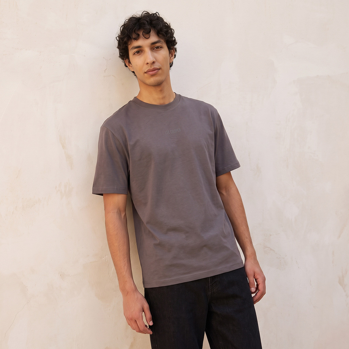 تيشيرت بياقة ضيقة من لي كوبر-men-clothing-tshirtsandpolos-tshirts-image-5