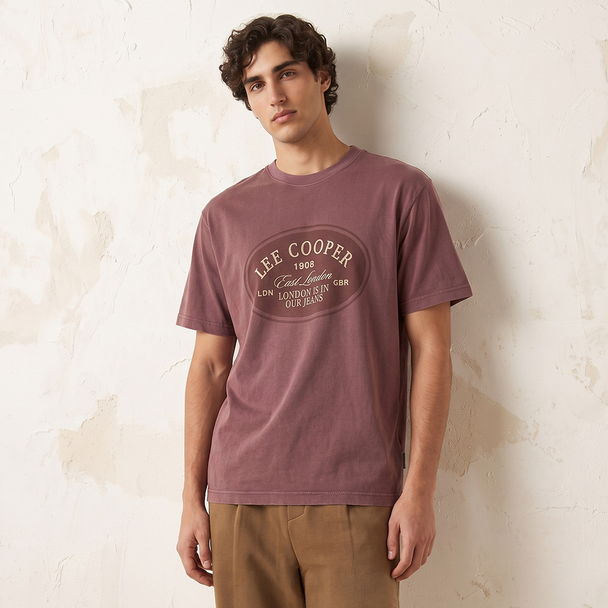 تيشيرت بياقة ضيقة وأكمام قصيرة وطبعات شعار من لي كوبر-men-clothing-tshirtsandpolos-tshirts-image-1