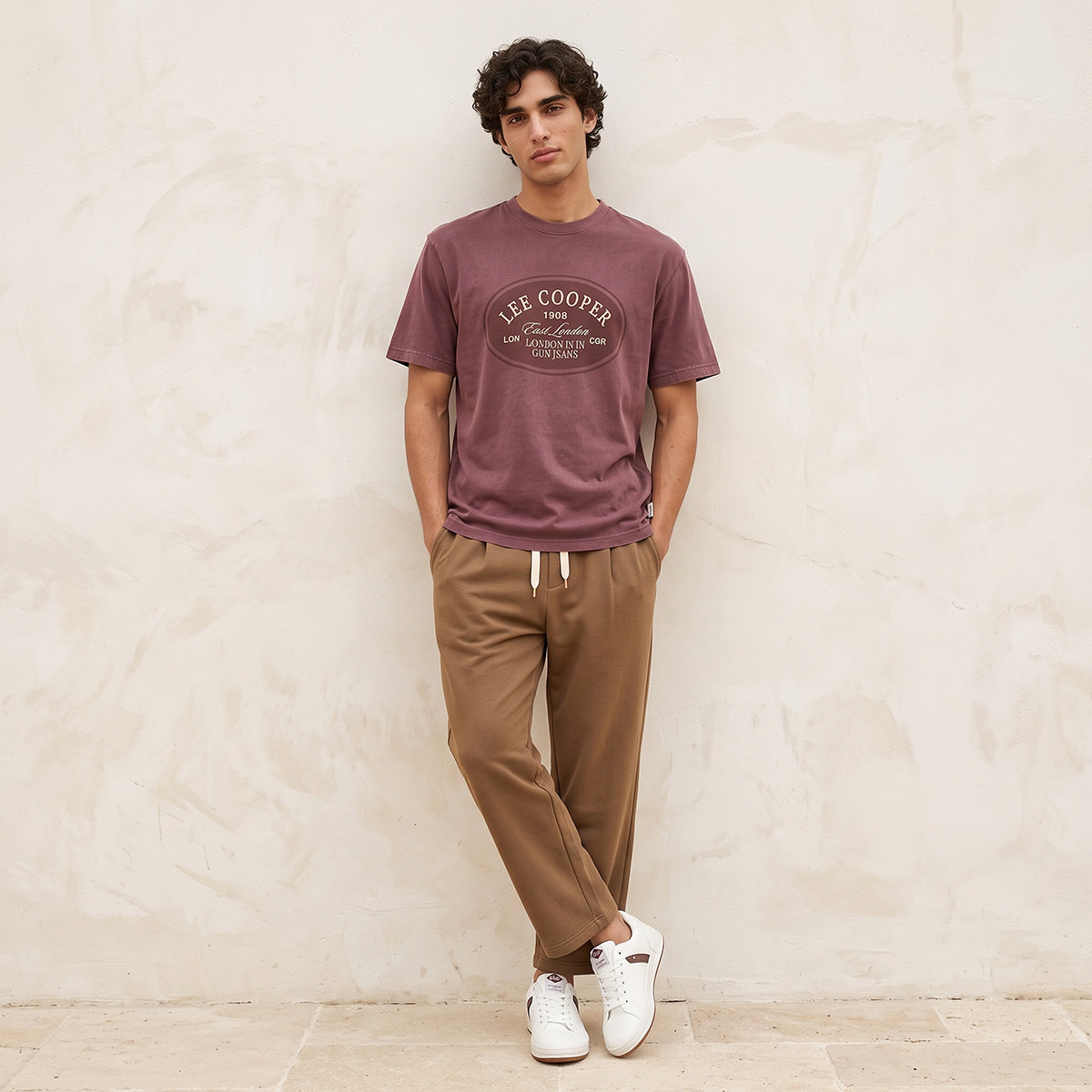 تيشيرت بياقة ضيقة وأكمام قصيرة وطبعات شعار من لي كوبر-men-clothing-tshirtsandpolos-tshirts-image-2