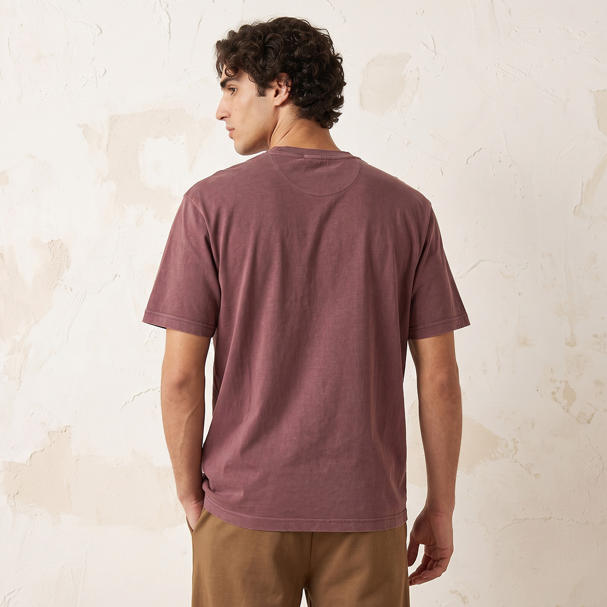 تيشيرت بياقة ضيقة وأكمام قصيرة وطبعات شعار من لي كوبر-men-clothing-tshirtsandpolos-tshirts-image-3