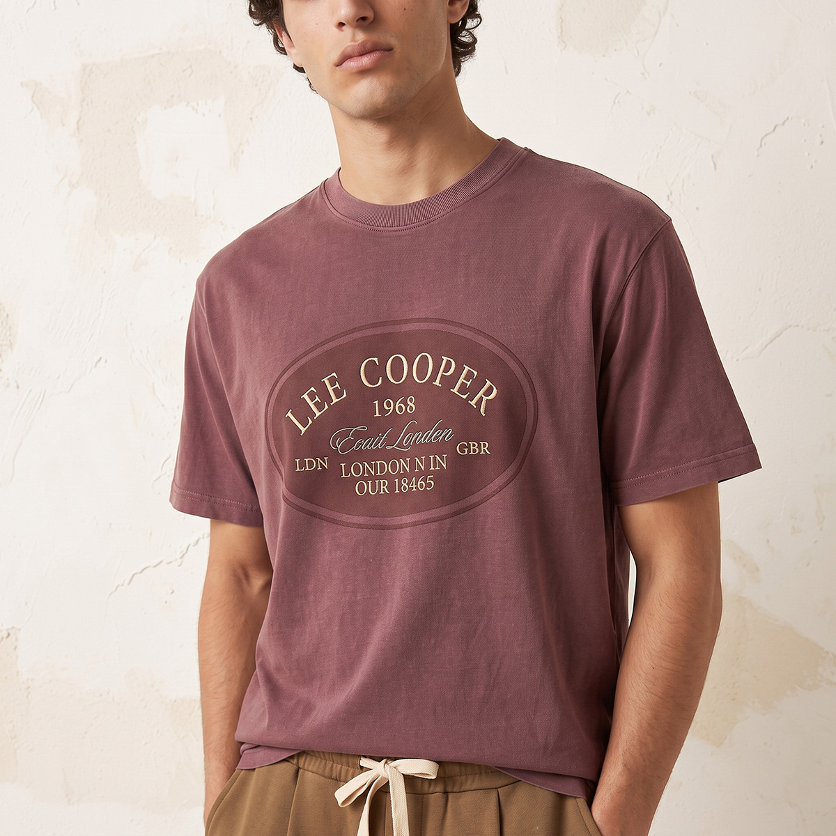 تيشيرت بياقة ضيقة وأكمام قصيرة وطبعات شعار من لي كوبر-men-clothing-tshirtsandpolos-tshirts-image-4