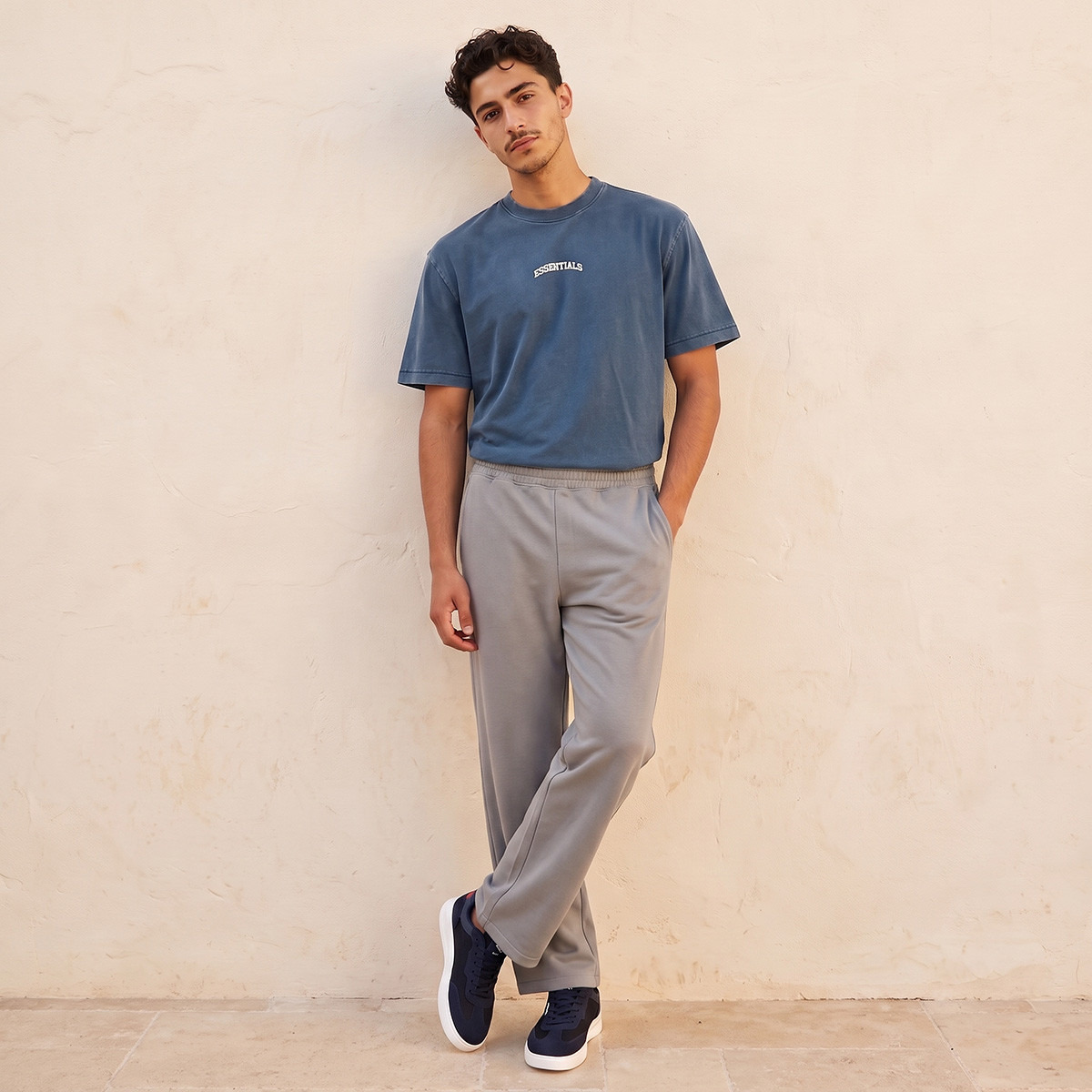تيشيرت بياقة ضيقة وأكمام قصيرة وطبعات شعار من لي كوبر-men-clothing-tshirtsandpolos-tshirts-image-2