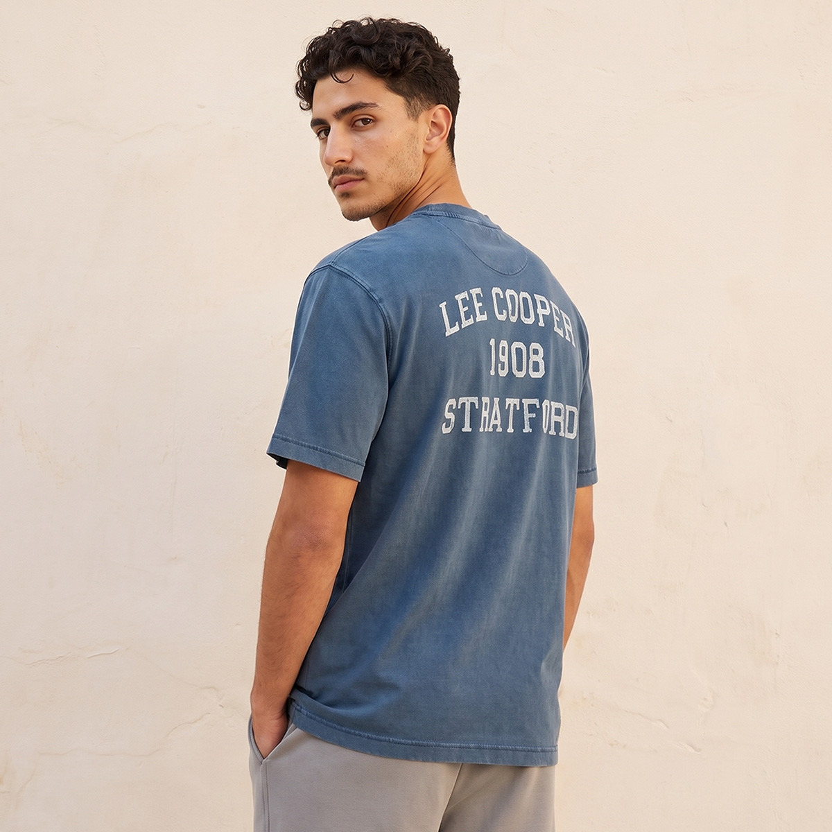 تيشيرت بياقة ضيقة وأكمام قصيرة وطبعات شعار من لي كوبر-men-clothing-tshirtsandpolos-tshirts-image-3