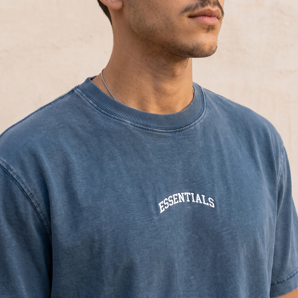 تيشيرت بياقة ضيقة وأكمام قصيرة وطبعات شعار من لي كوبر-men-clothing-tshirtsandpolos-tshirts-image-4