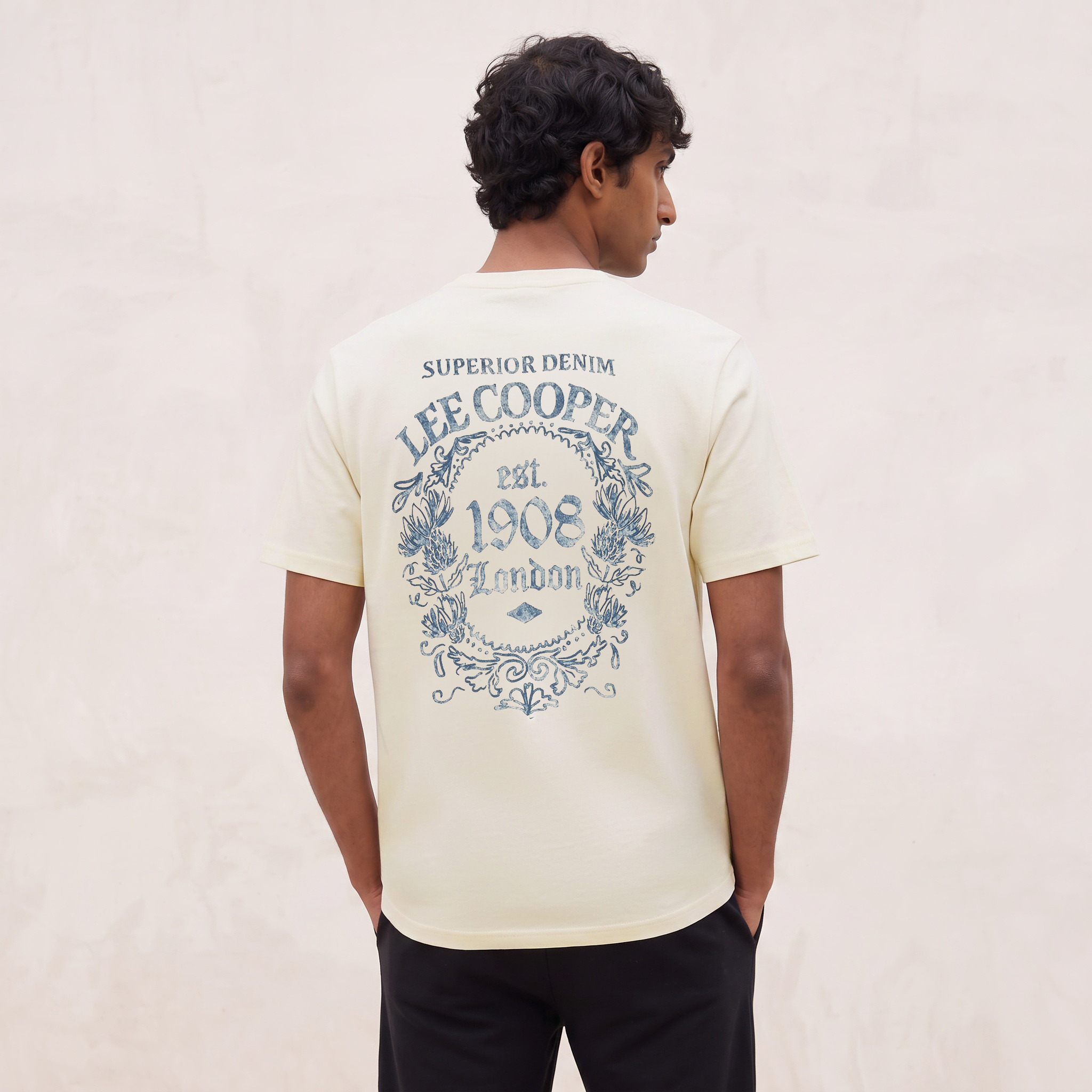 تيشيرت بياقة ضيقة وطبعات الشعار من لي كوبر-men-clothing-tshirtsandpolos-tshirts-image-1