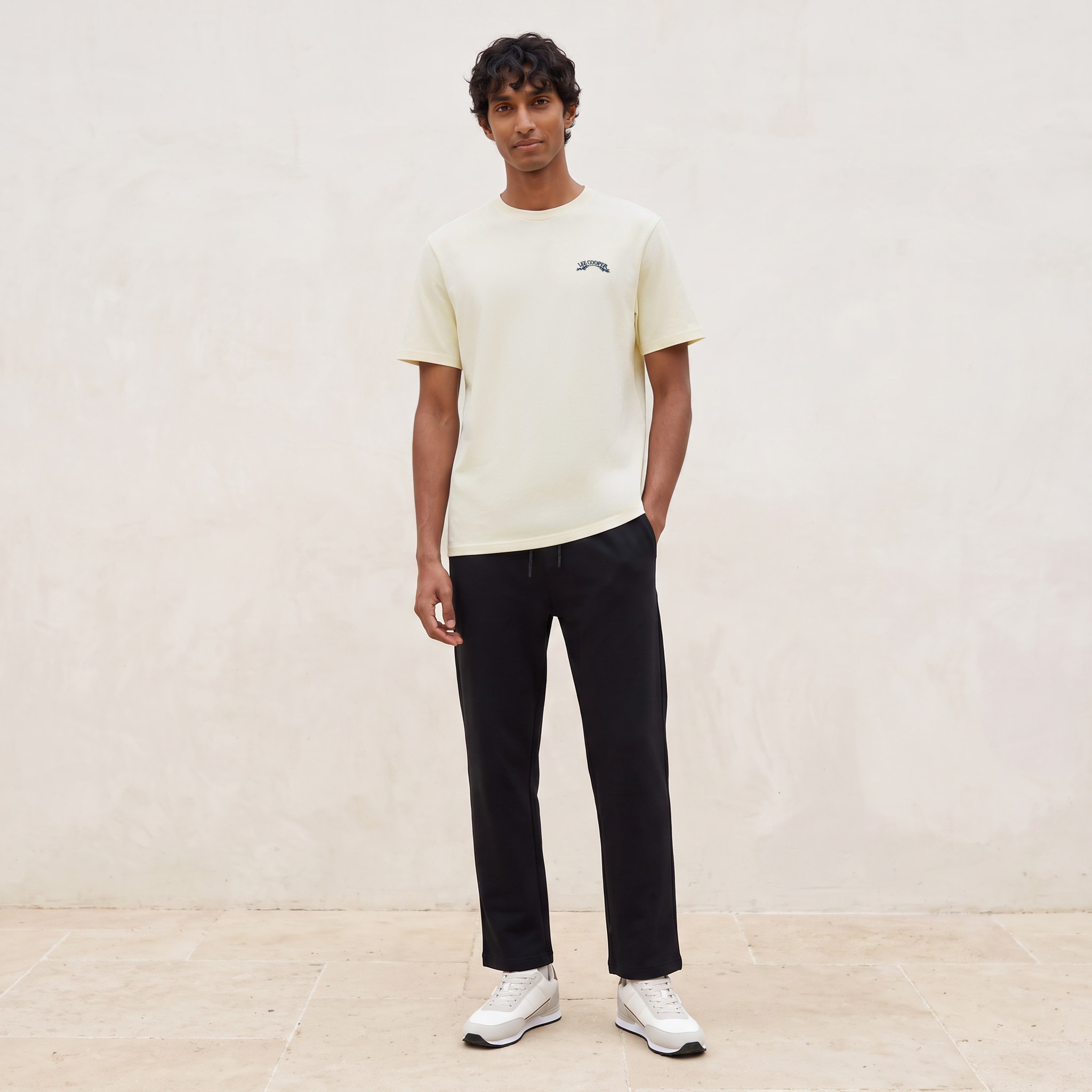 تيشيرت بياقة ضيقة وطبعات الشعار من لي كوبر-men-clothing-tshirtsandpolos-tshirts-image-2