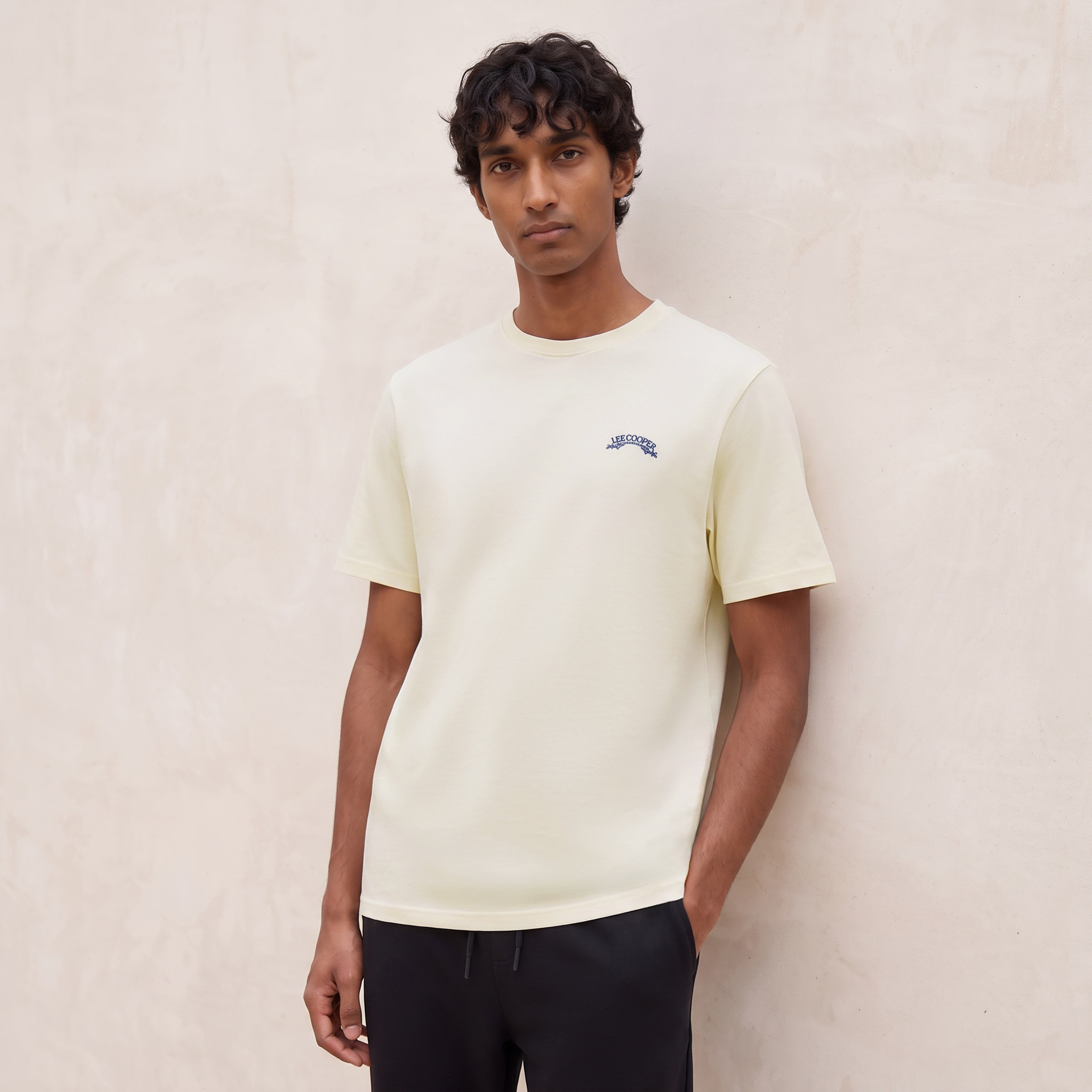 تيشيرت بياقة ضيقة وطبعات الشعار من لي كوبر-men-clothing-tshirtsandpolos-tshirts-image-3