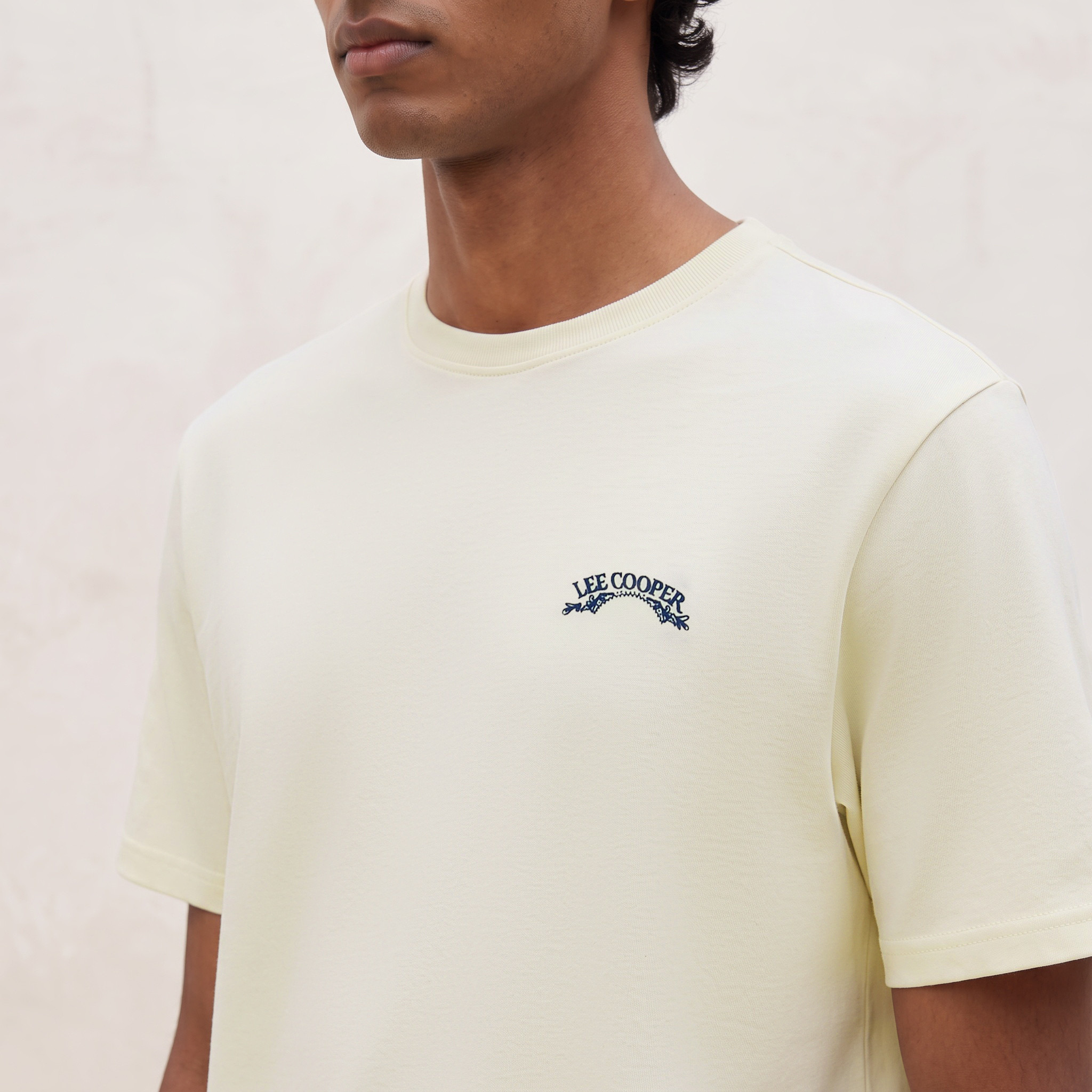 تيشيرت بياقة ضيقة وطبعات الشعار من لي كوبر-men-clothing-tshirtsandpolos-tshirts-image-4