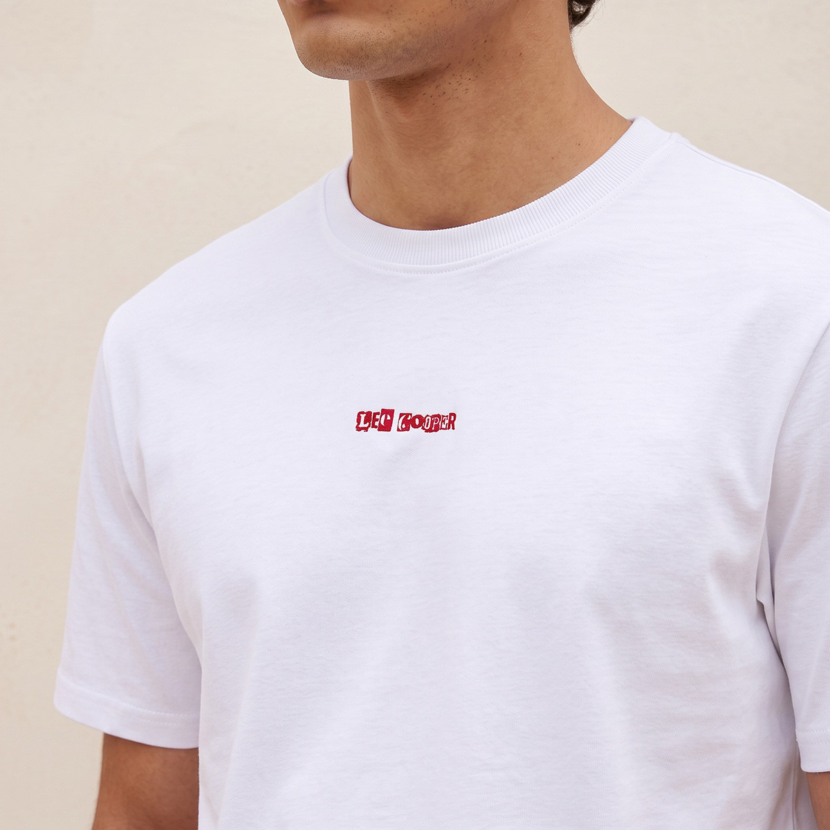تيشيرت بياقة ضيقة وطبعات شعار وأكمام قصيرة من لي كوبر-men-clothing-tshirtsandpolos-tshirts-image-5