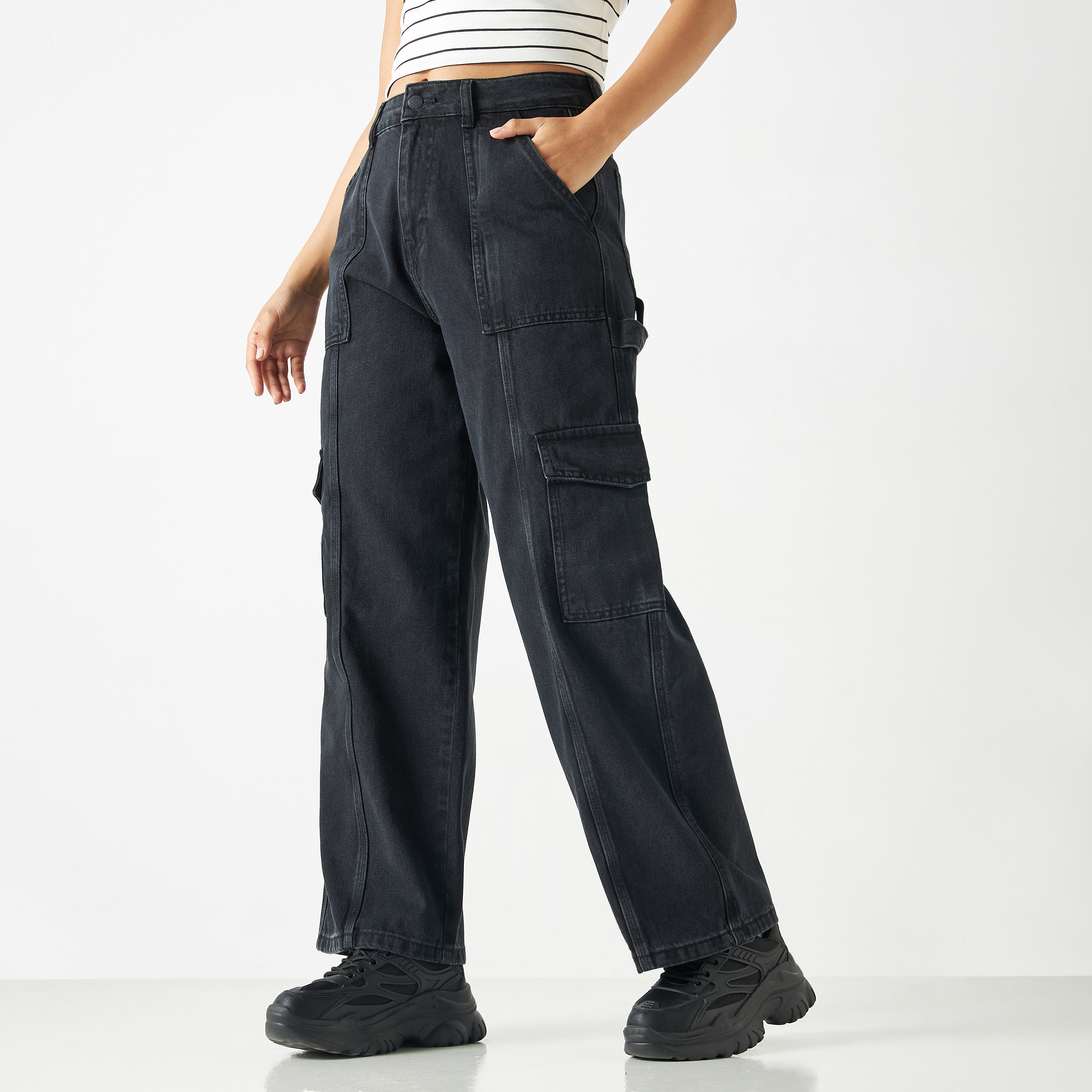 Buy Men's Lee Cooper Skinny Fit Low-Rise Cargo Pants with Button Closure  Online | Centrepoint Kuwait