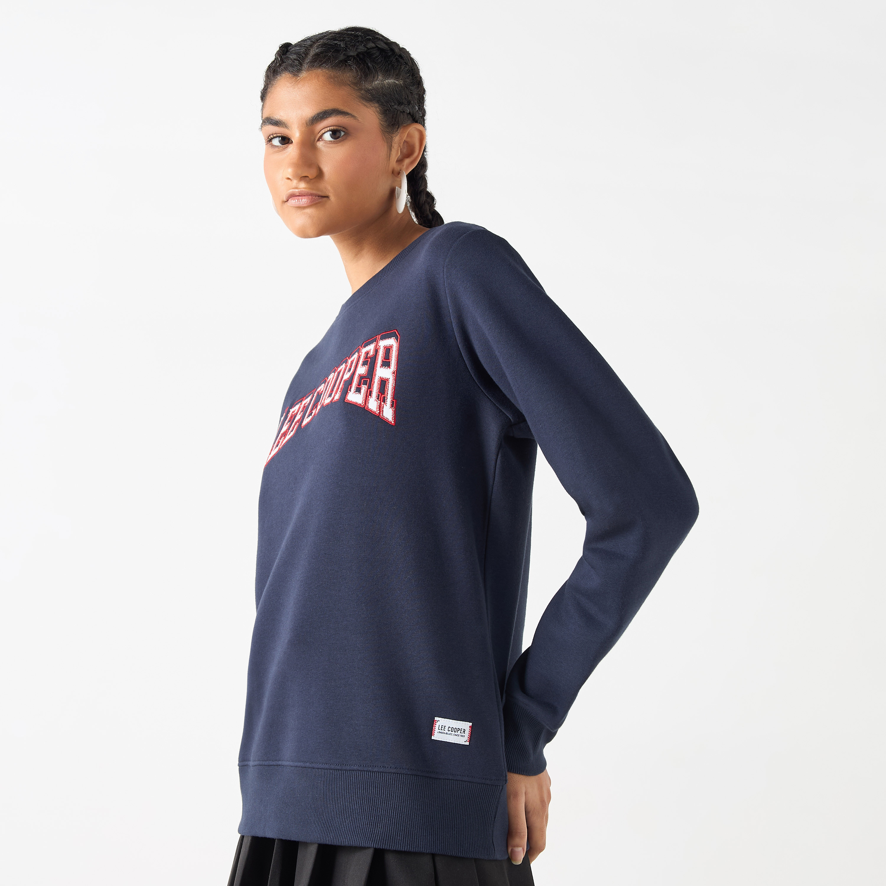 سويت شيرت بأكمام طويلة بشعار مطرز من لي كوبر-women-winterwear-hoodiesandsweatshirts-sweatshirts-image-4
