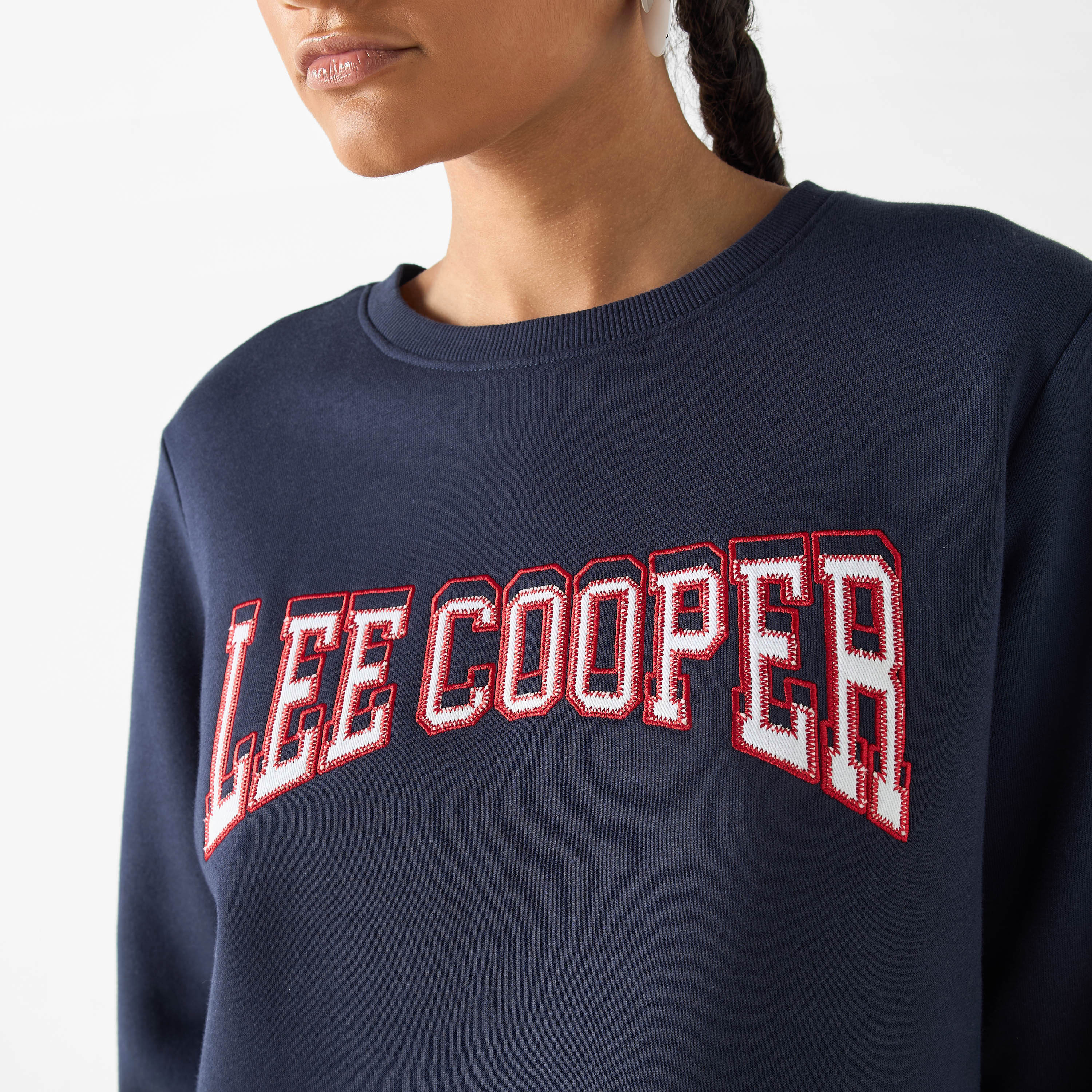 سويت شيرت بأكمام طويلة بشعار مطرز من لي كوبر-women-winterwear-hoodiesandsweatshirts-sweatshirts-image-1