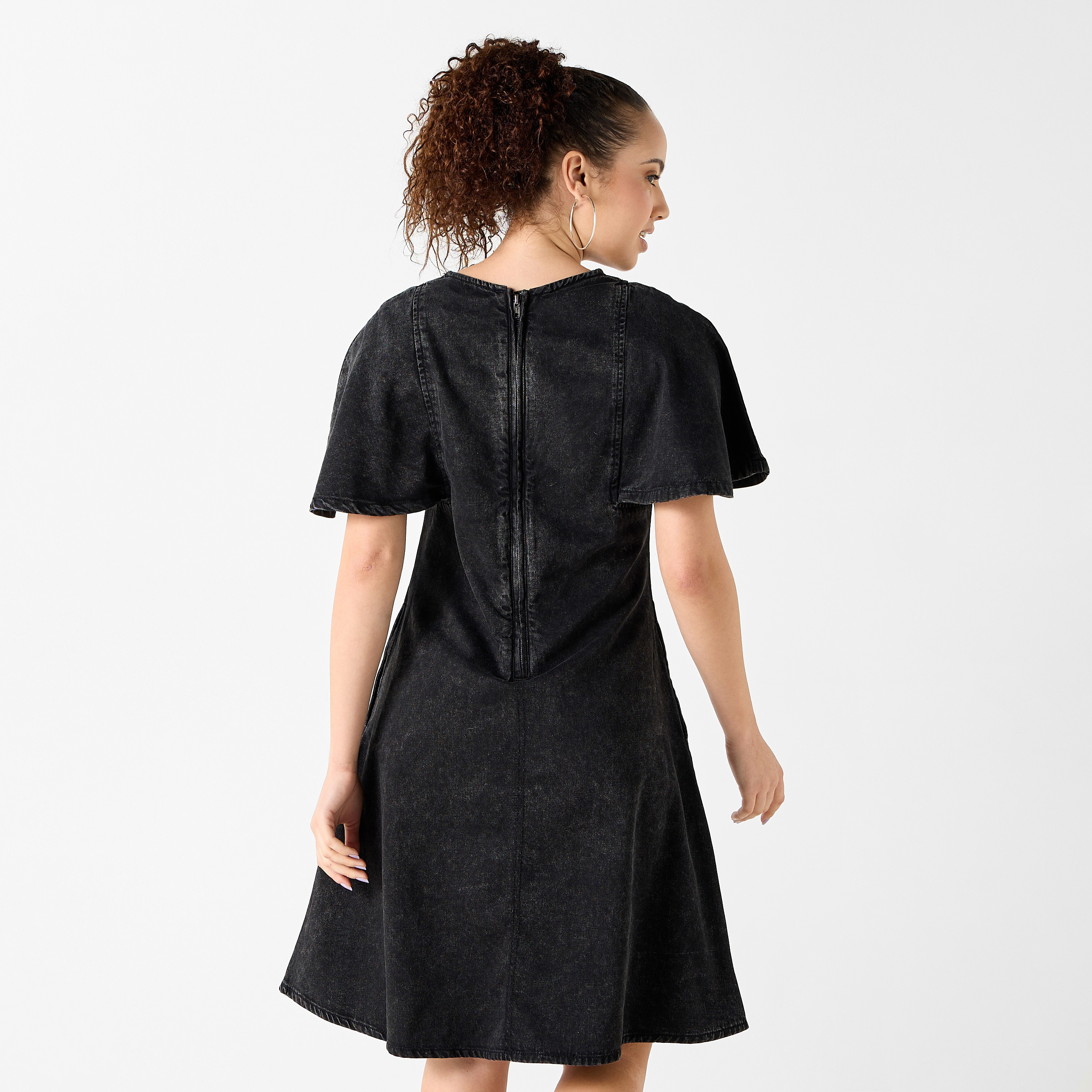 فستان إيه لاين دينم بياقة مستديرة وجيب من لي كوبر-women-clothing-dresses-image-8