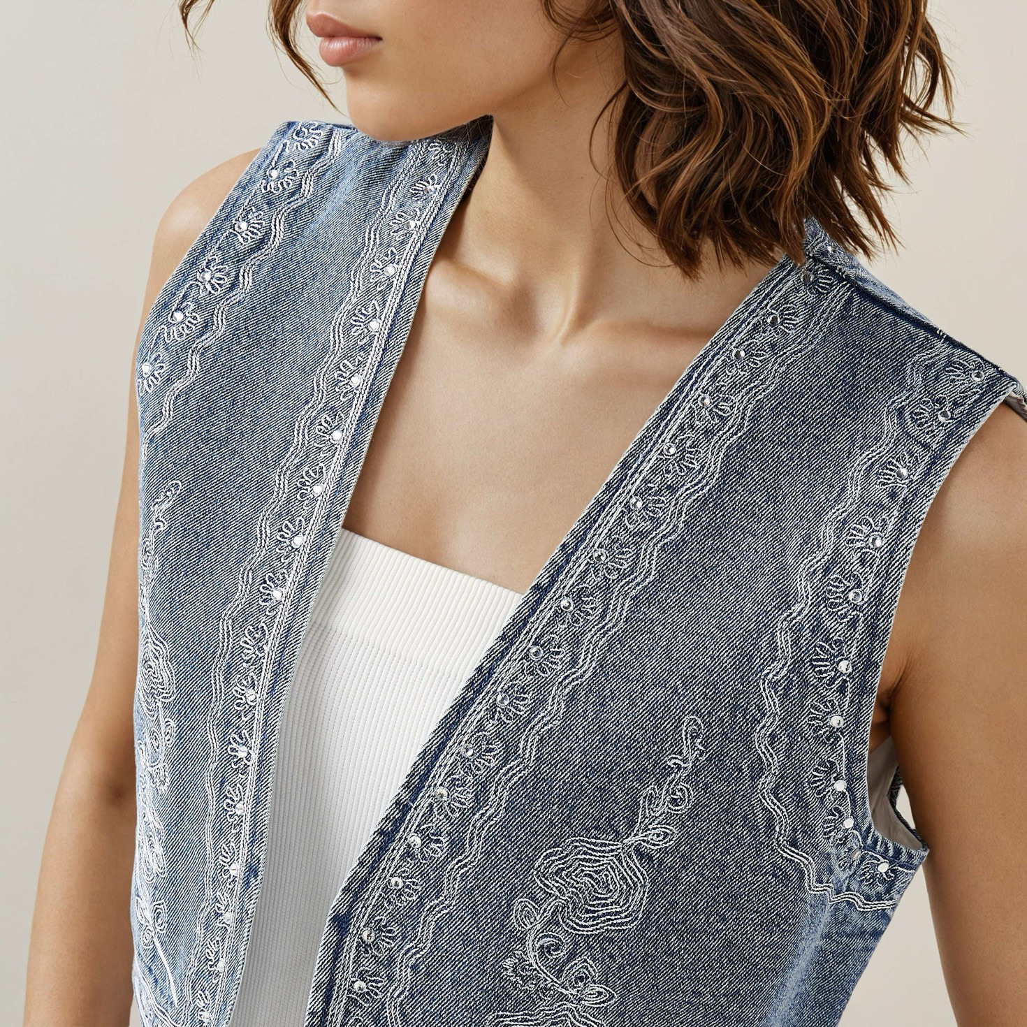 جاكيت دينم قصير مطرّز بدون أكمام من لي كوبر-women-winterwear-coatsandjackets-waistcoats-image-2