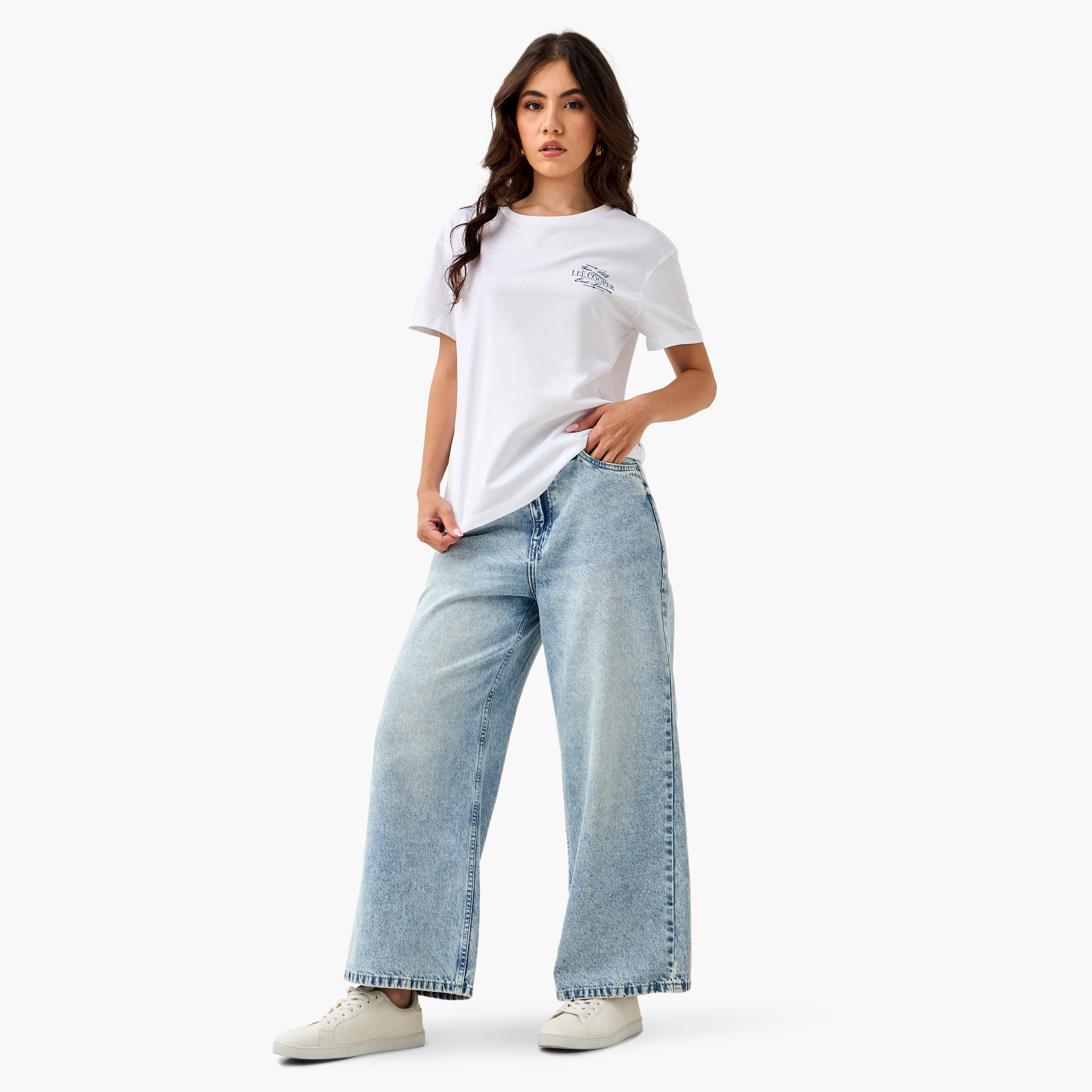 تيشيرت بياقة ضيقة وطبعات من لي كوبر-women-clothing-tshirts-image-2