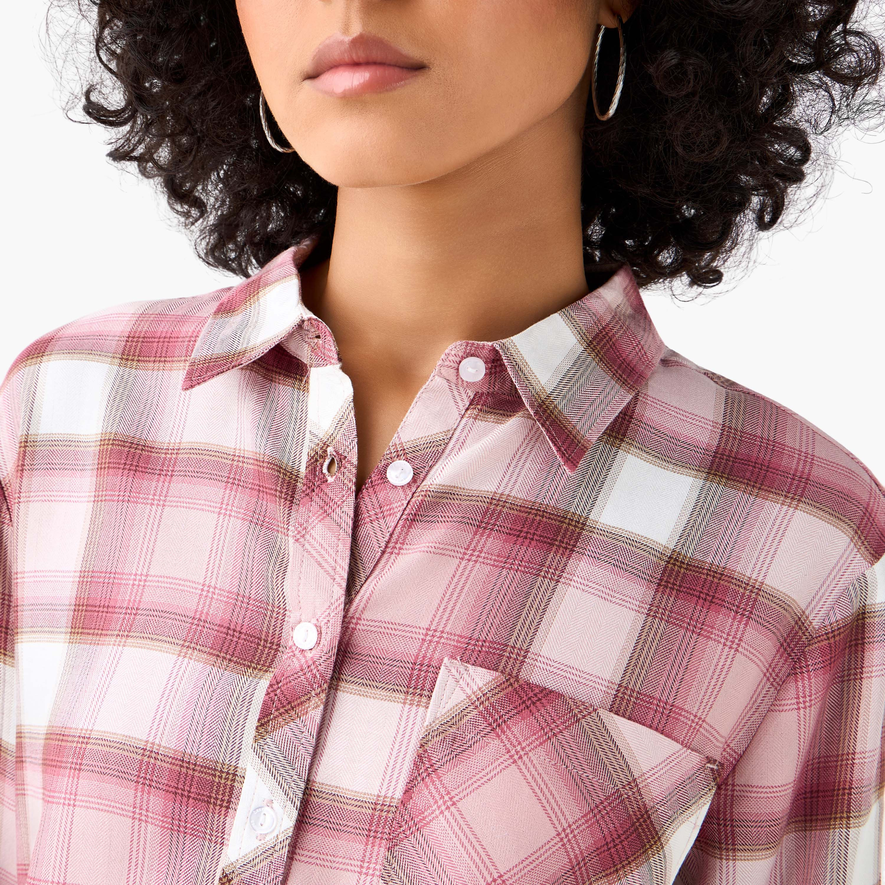 قميص كاروهات بقصة عادية من لي كوبر-women-clothing-shirtsandblouses-shirts-image-3