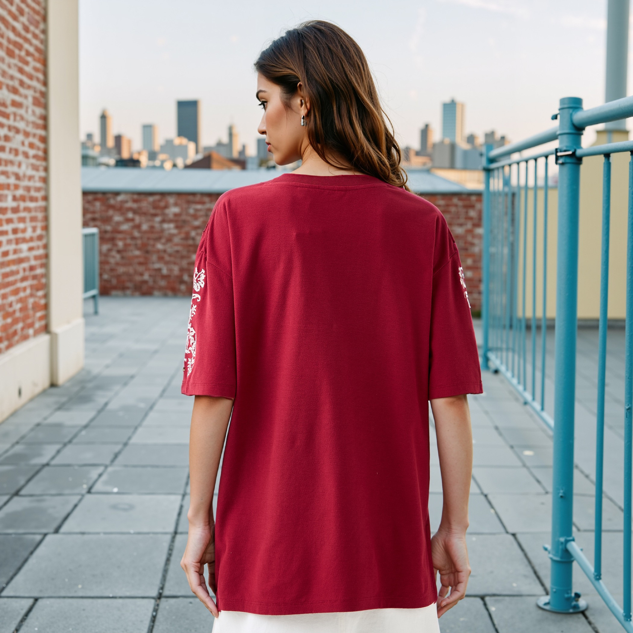 تيشيرت بياقة ضيقة وتطريز من لي كوبر-women-clothing-tshirts-image-3