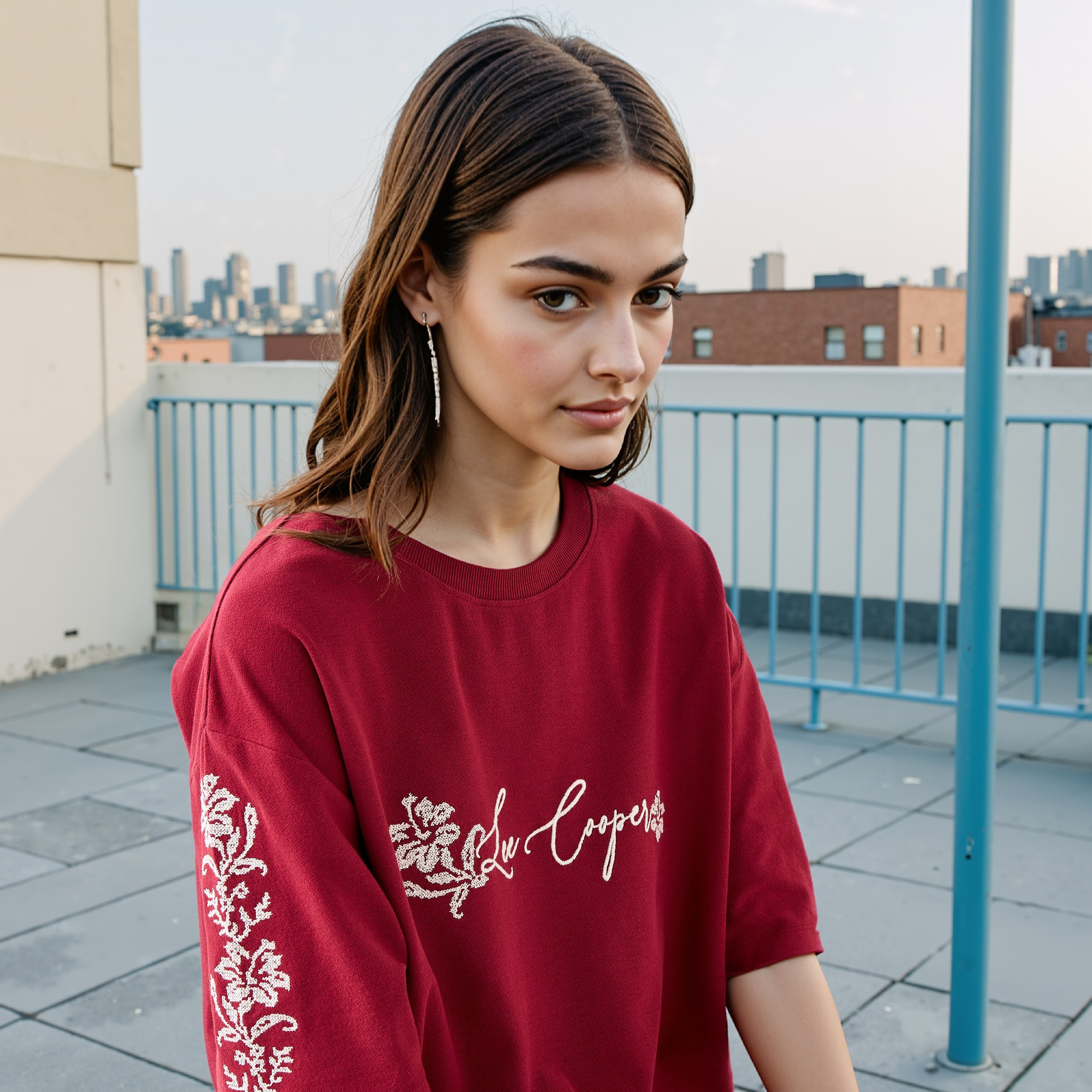 تيشيرت بياقة ضيقة وتطريز من لي كوبر-women-clothing-tshirts-image-4