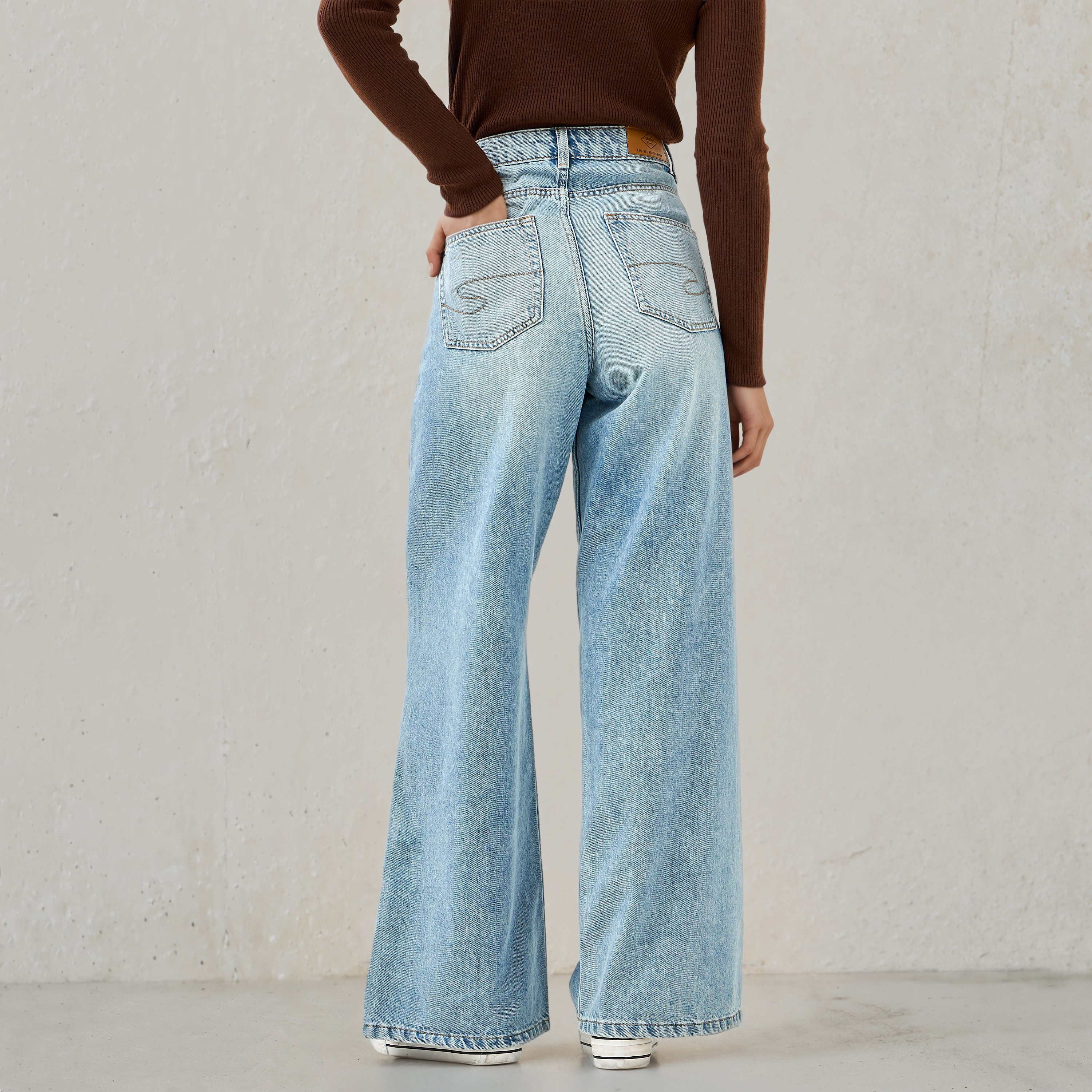 بنطلون جينز بساق واسعة وجيوب من لي كوبر-women-clothing-bottoms-jeans-image-3