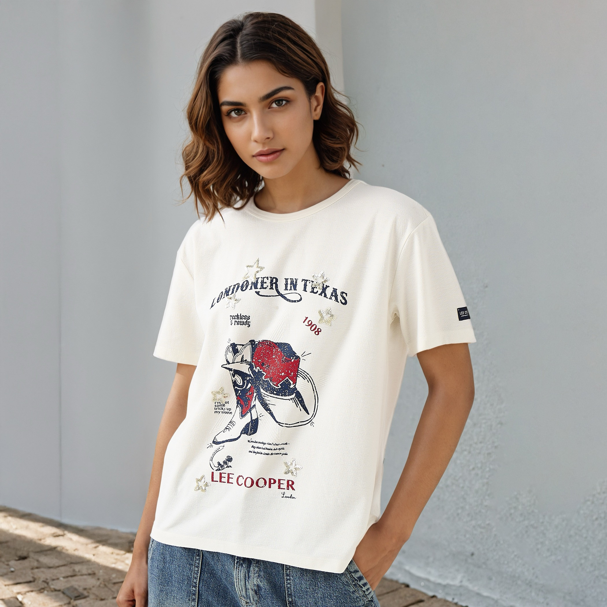 تيشيرت بقصة عادية وطبعات من لي كوبر-women-clothing-tshirts-image-1