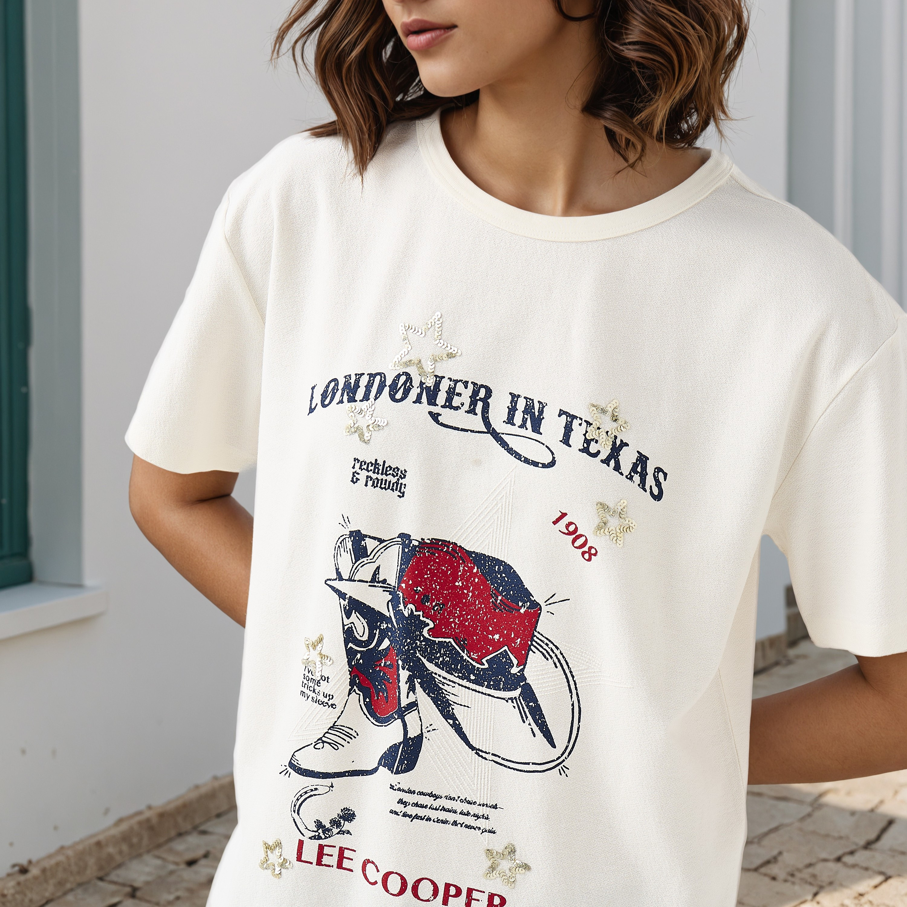 تيشيرت بقصة عادية وطبعات من لي كوبر-women-clothing-tshirts-image-4