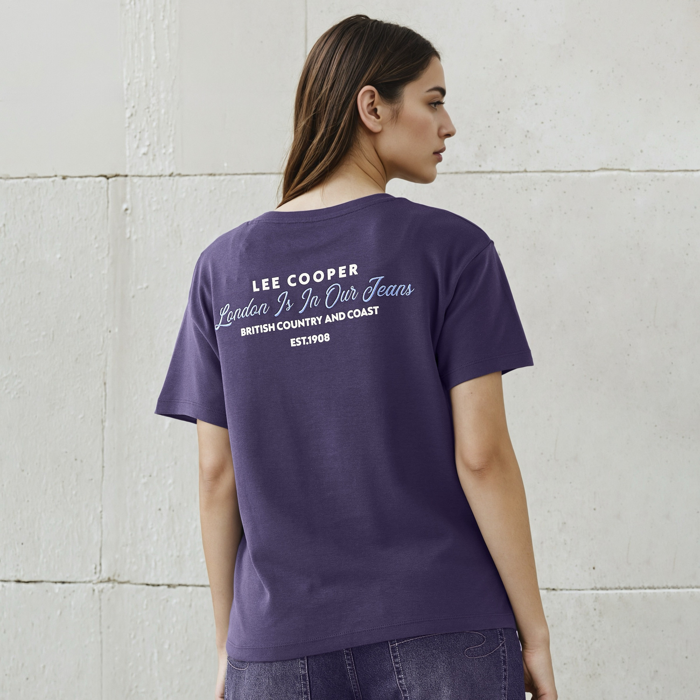 تيشيرت قطن بقصة عادية وطبعات شعار من لي كوبر-women-clothing-tshirts-image-1