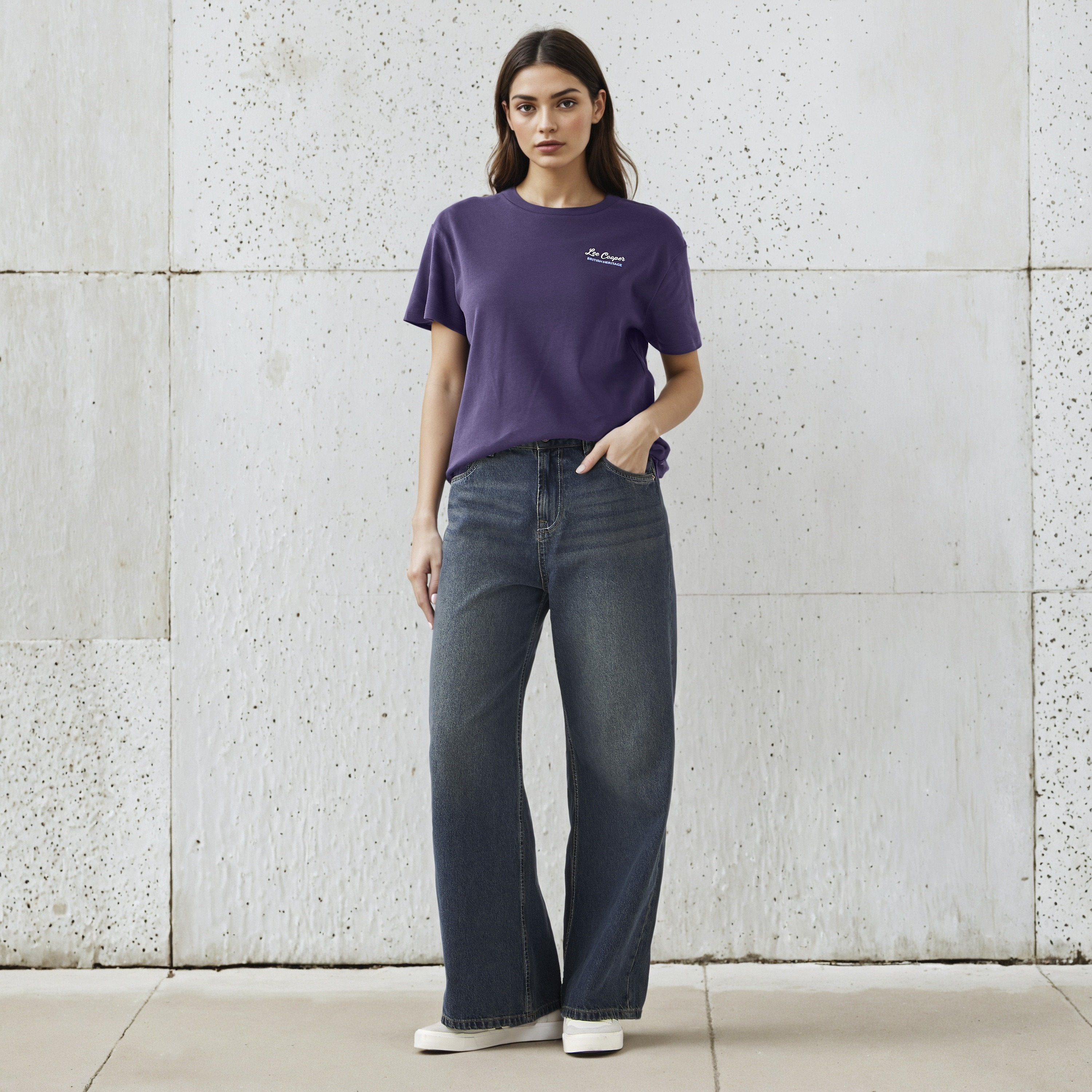تيشيرت قطن بقصة عادية وطبعات شعار من لي كوبر-women-clothing-tshirts-image-2