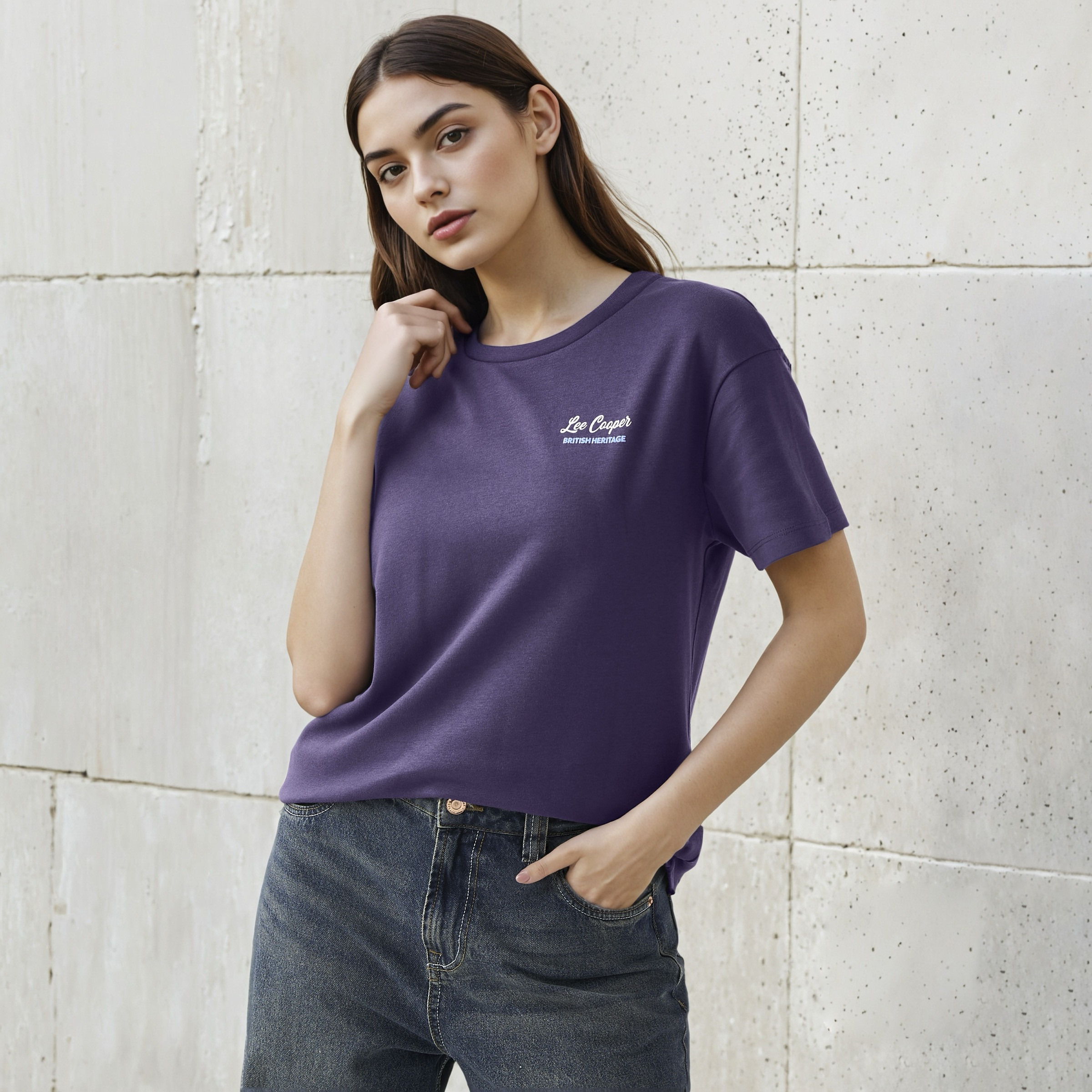 تيشيرت قطن بقصة عادية وطبعات شعار من لي كوبر-women-clothing-tshirts-image-4
