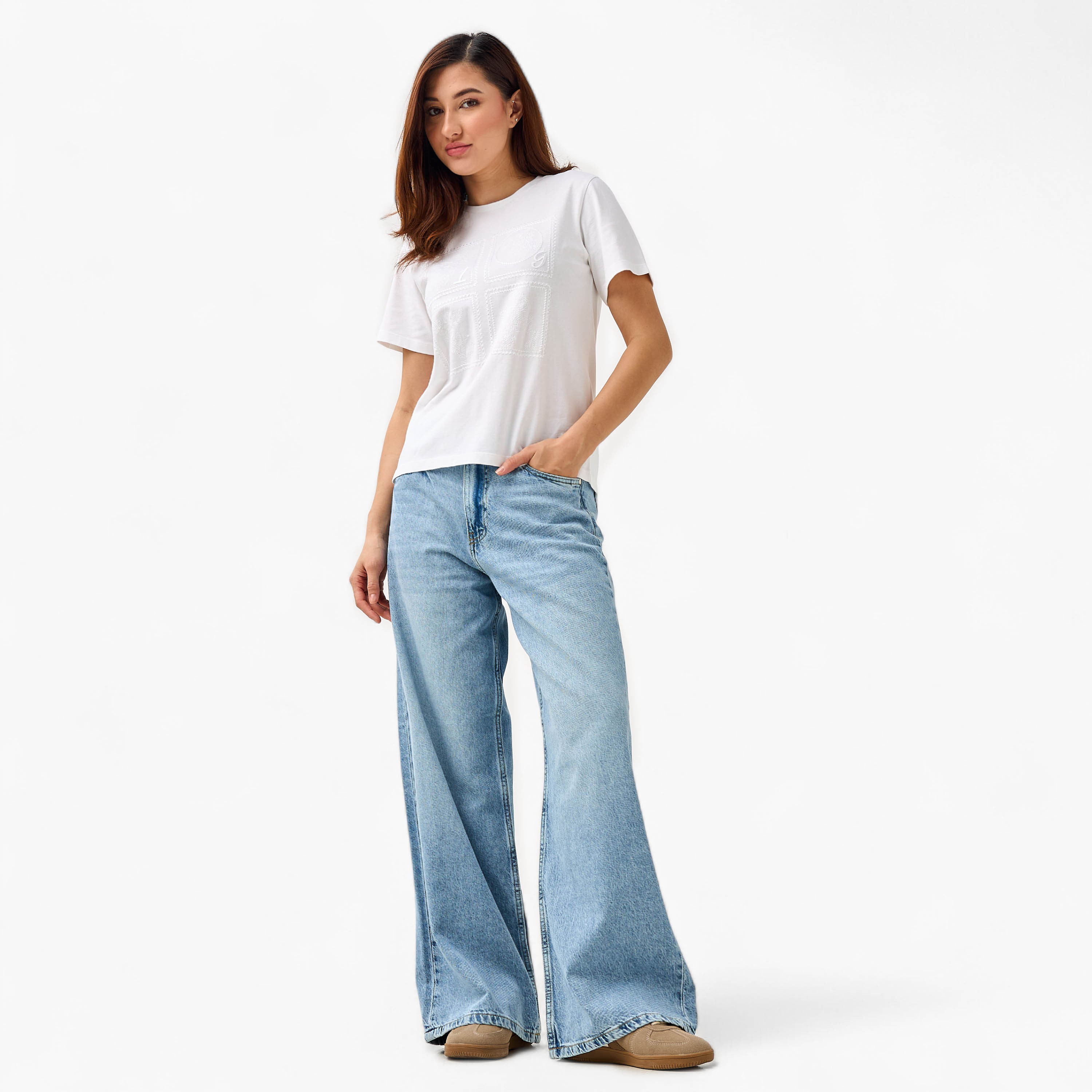 تيشيرت قطن بقصة عادية وتطريزات من لي كوبر-women-clothing-tshirts-image-4