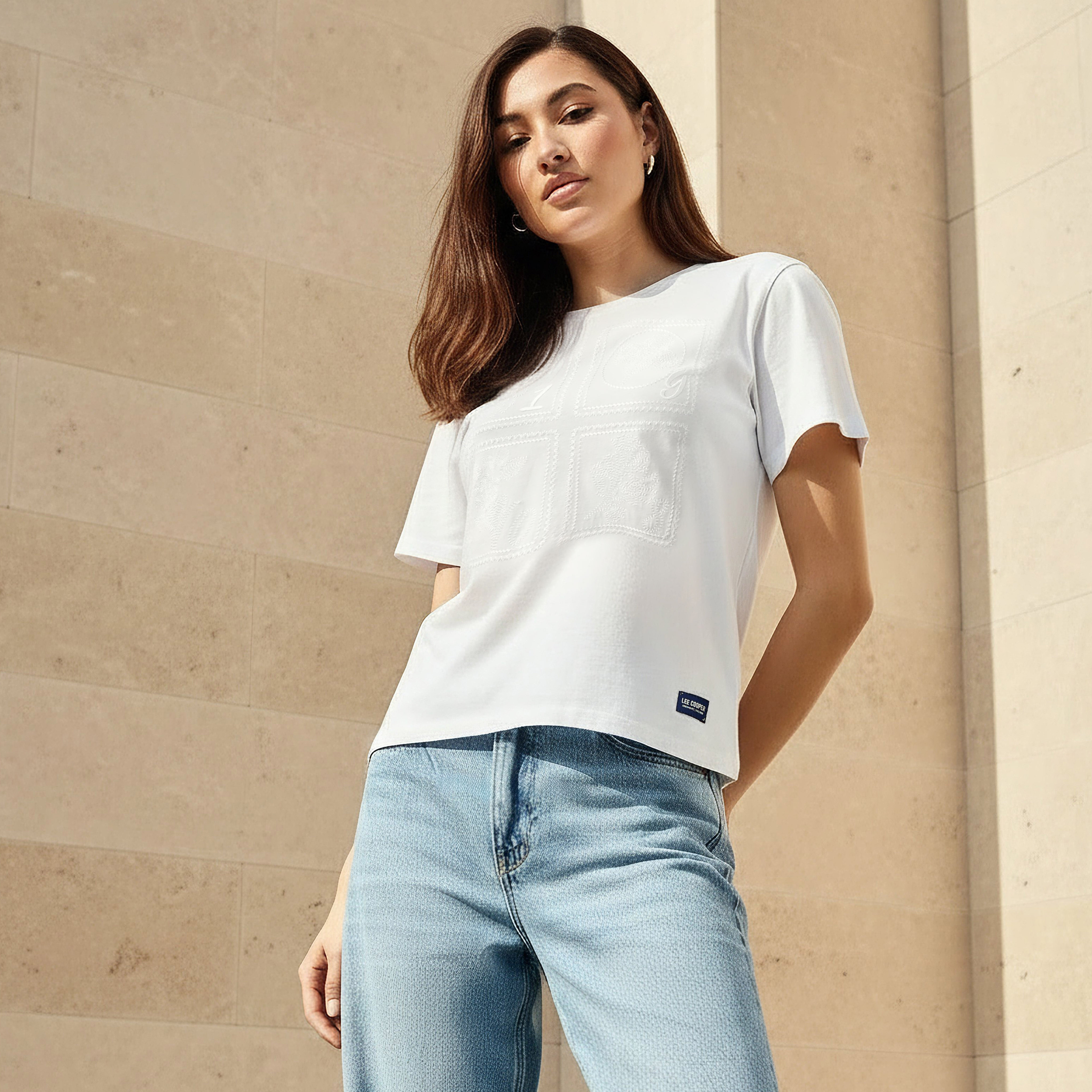 تيشيرت قطن بقصة عادية وتطريزات من لي كوبر-women-clothing-tshirts-image-1