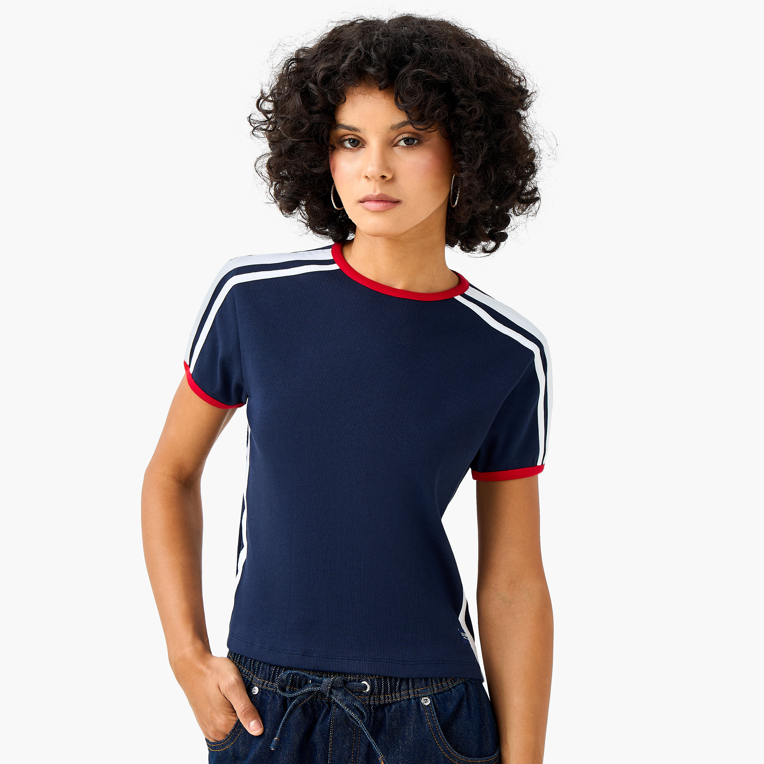 تيشيرت بقصة عادية وتفاصيل شريط من لي كوبر-women-clothing-tshirts-image-4
