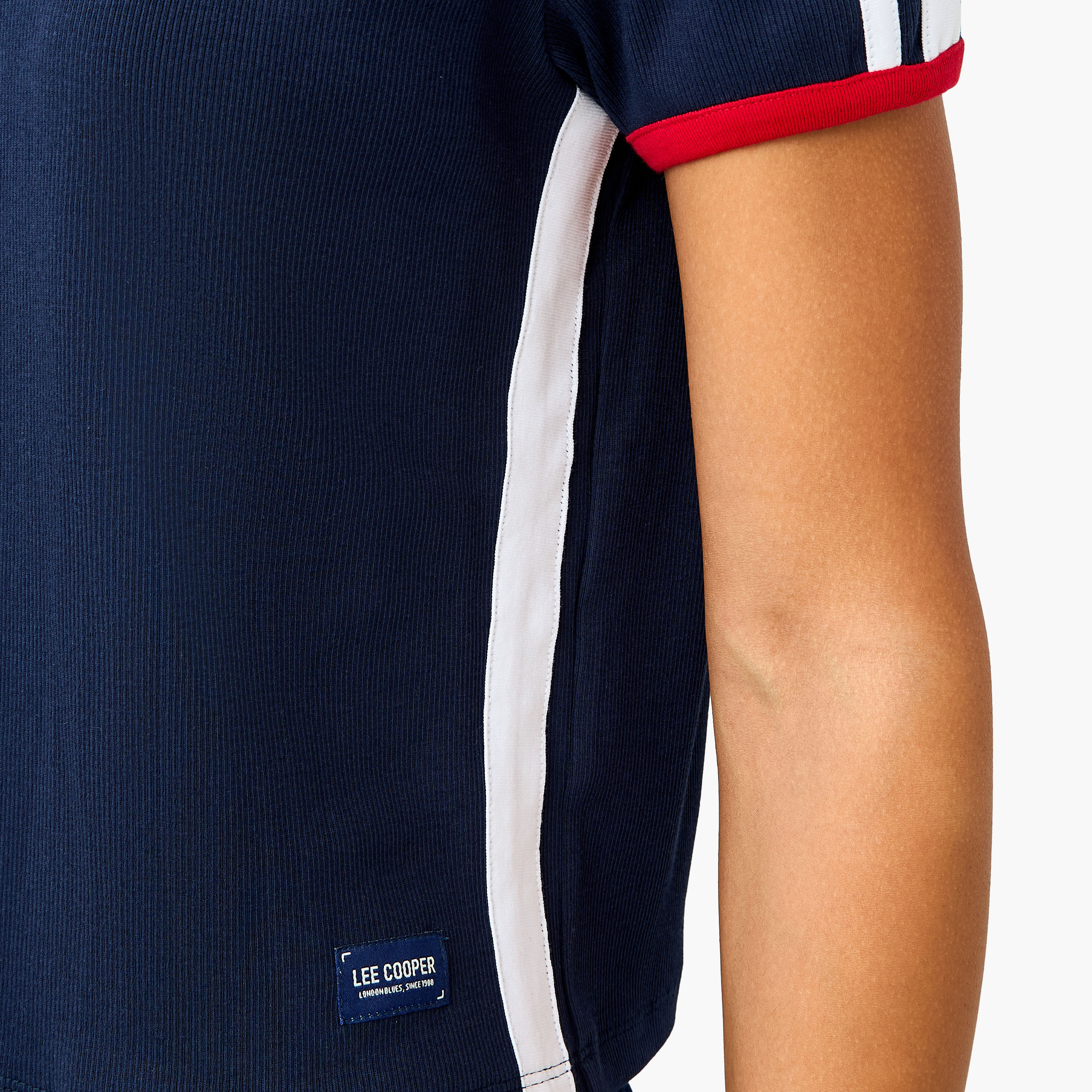 تيشيرت بقصة عادية وتفاصيل شريط من لي كوبر-women-clothing-tshirts-image-2