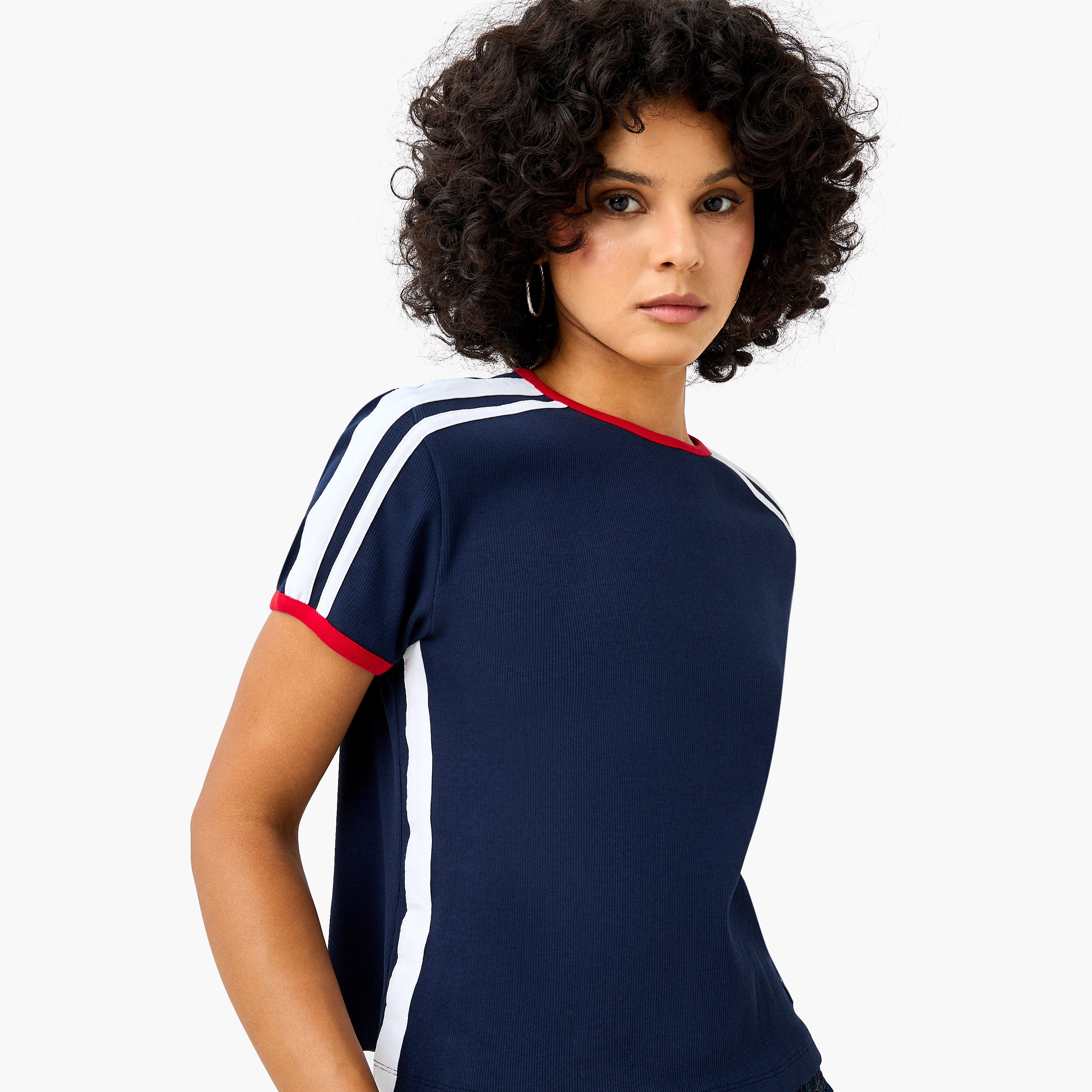 تيشيرت بقصة عادية وتفاصيل شريط من لي كوبر-women-clothing-tshirts-image-7