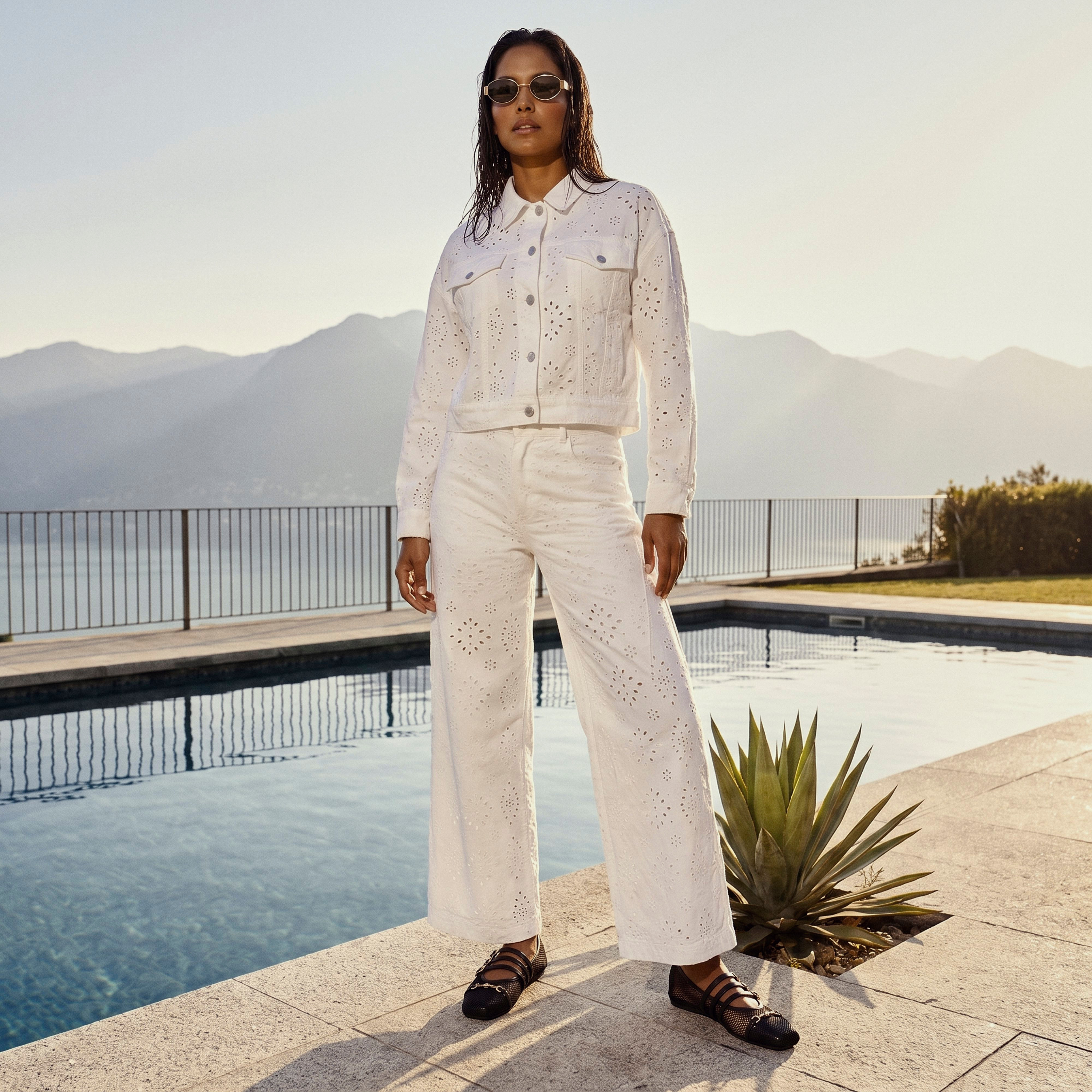 بنطلون جينز باراشوت واسع الساقين بخصر مرتفع وتطريز شيفلي للنساء من لي كوبر-women-clothing-bottoms-jeans-image-1