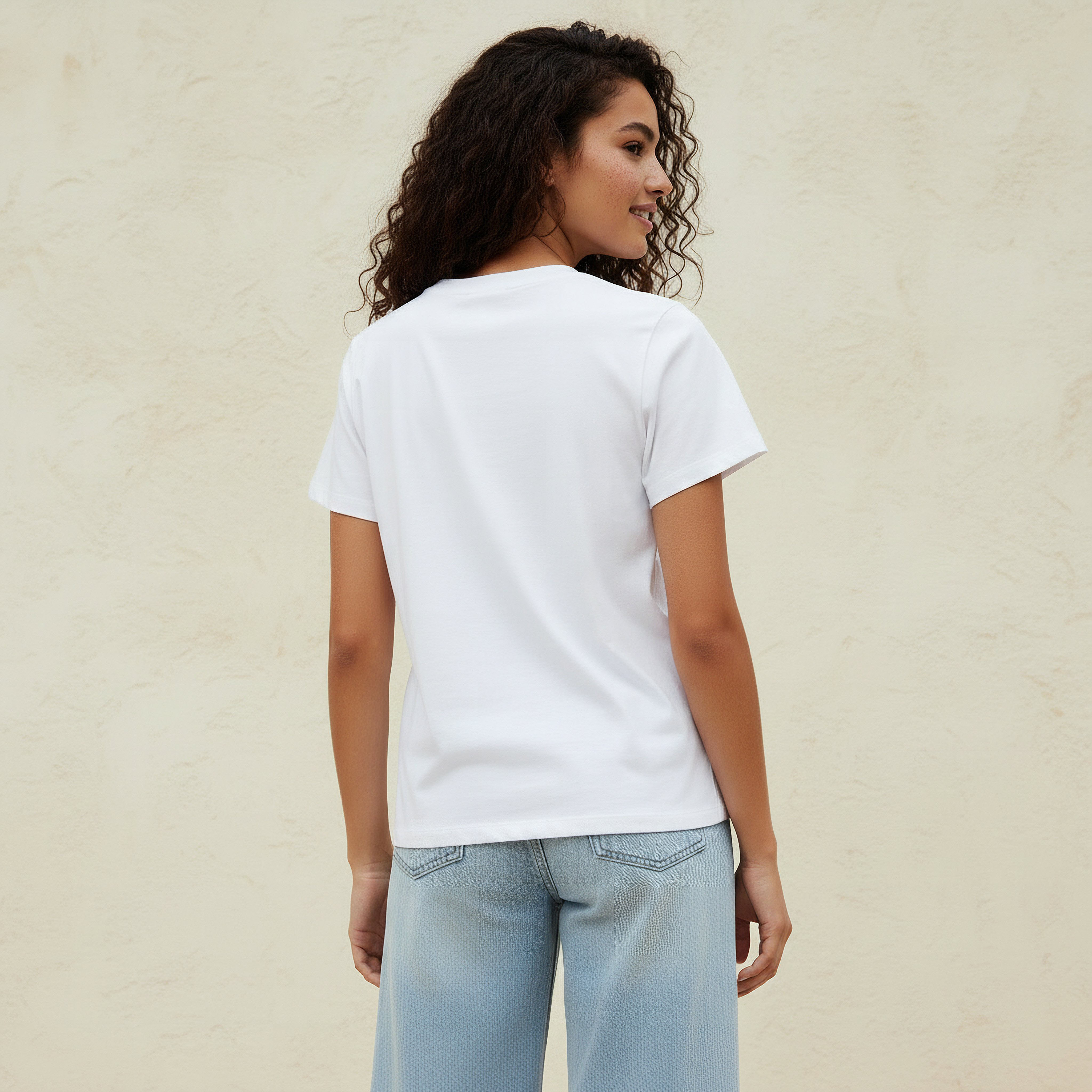 تيشيرت قطن بقصة عادية وطبعات جرافيك من لي كوبر-women-clothing-tshirts-image-4