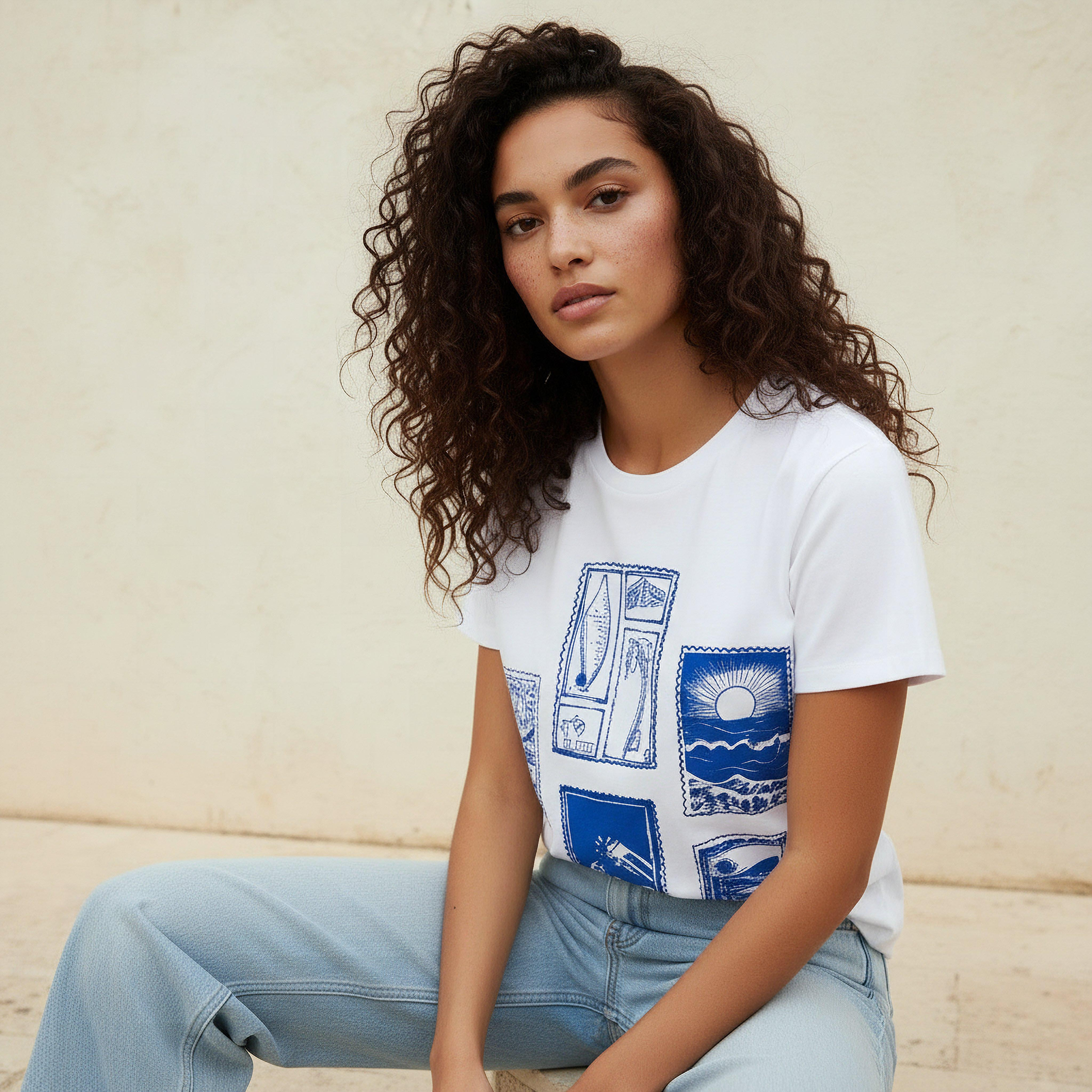 تيشيرت قطن بقصة عادية وطبعات جرافيك من لي كوبر-women-clothing-tshirts-image-5