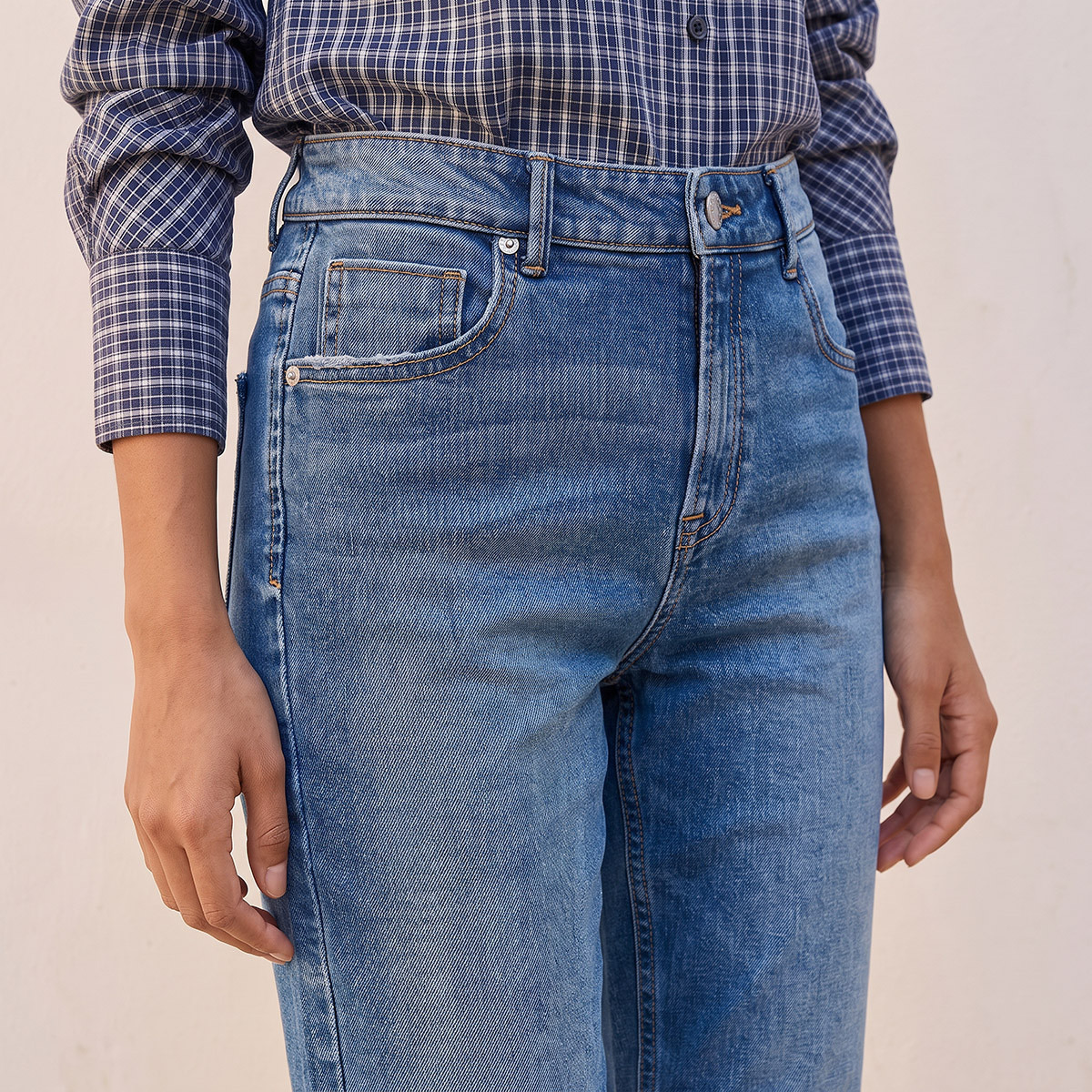 بنطلون جينز قطن بقصة سليم وزر إغلاق من لي كوبر-women-clothing-bottoms-jeans-image-4