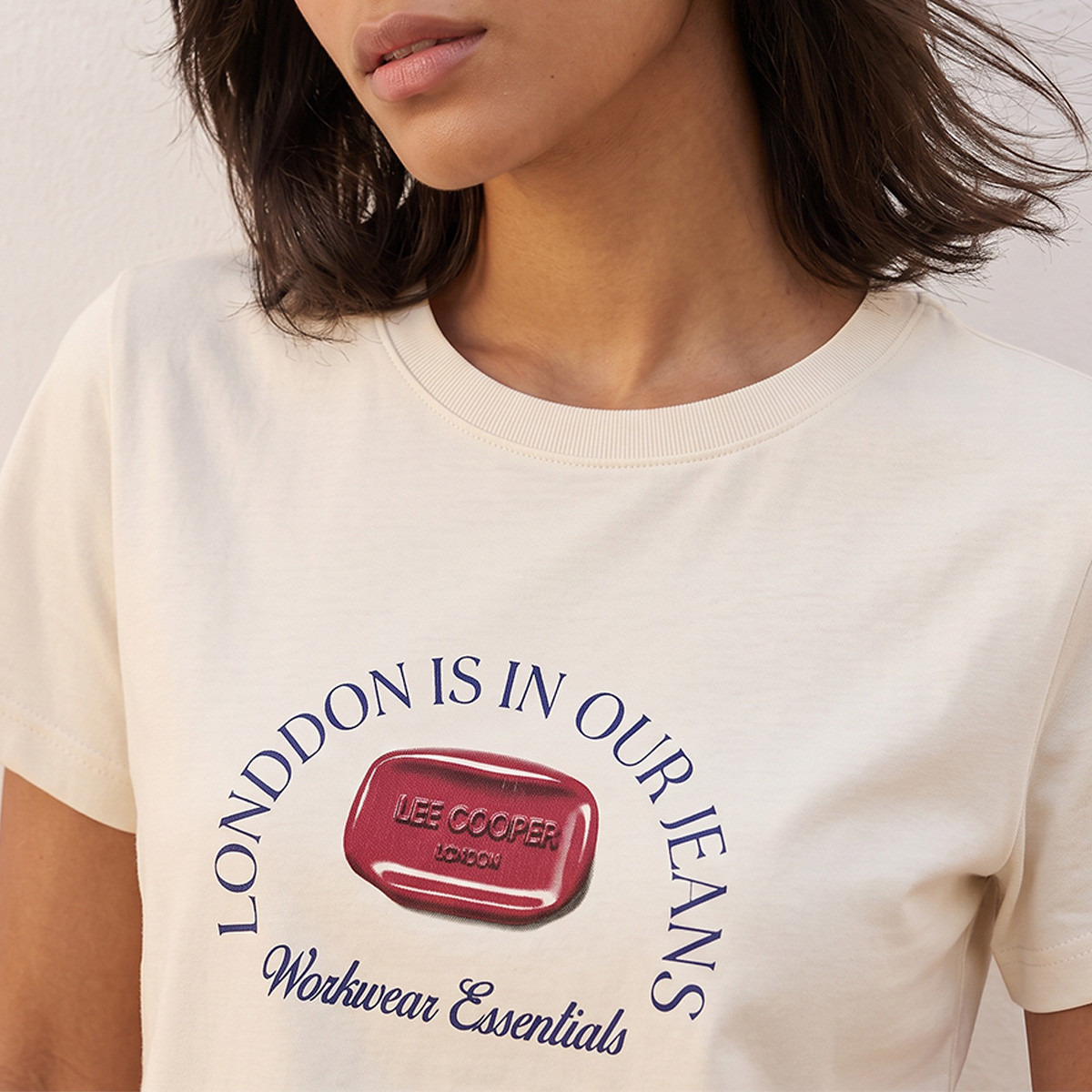 تيشيرت قطن بقصّة مريحة وطبعات من لي كوبر-women-clothing-tshirts-image-6