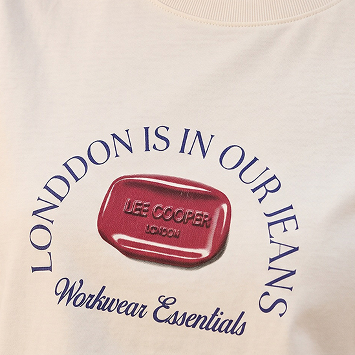 تيشيرت قطن بقصّة مريحة وطبعات من لي كوبر-women-clothing-tshirts-image-7