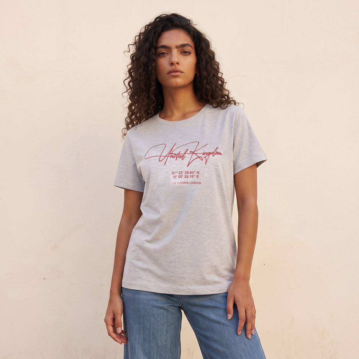 تيشيرت قطن بقصة مريحة وطبعات شعار من لي كوبر-women-clothing-tshirts-image-1