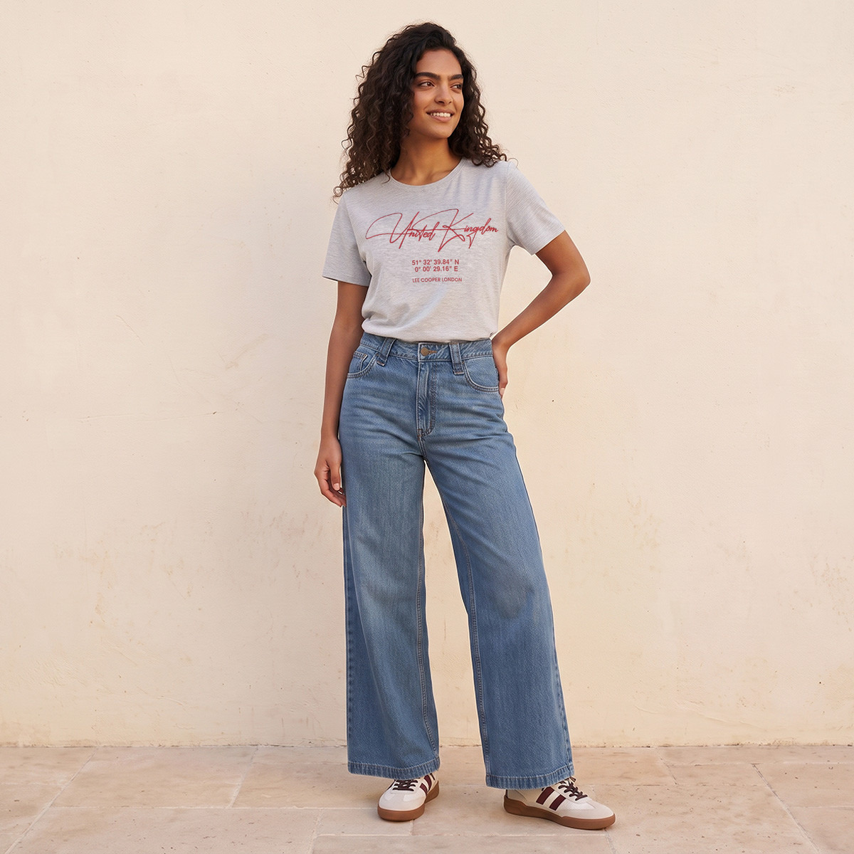 تيشيرت قطن بقصة مريحة وطبعات شعار من لي كوبر-women-clothing-tshirts-image-2