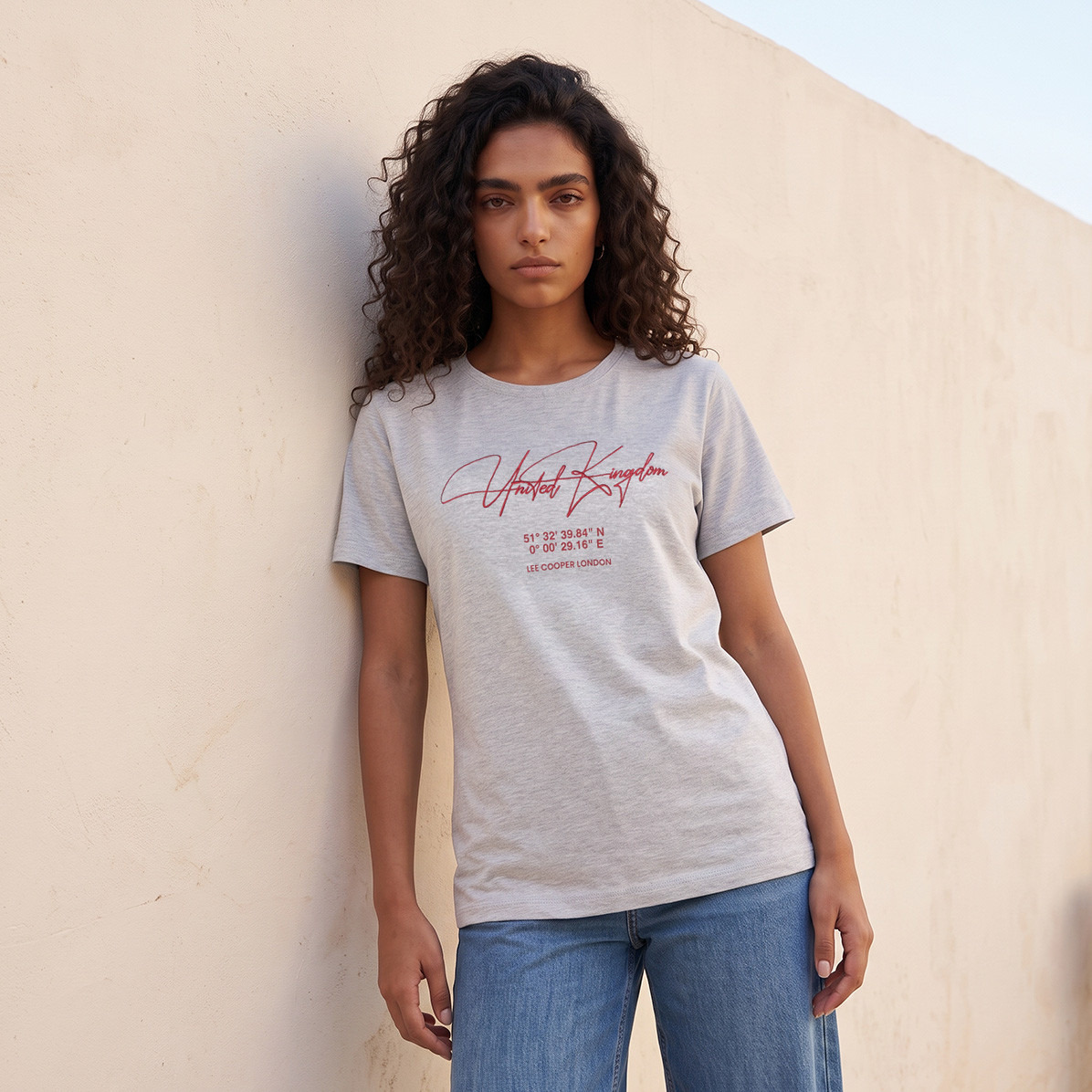 تيشيرت قطن بقصة مريحة وطبعات شعار من لي كوبر-women-clothing-tshirts-image-4