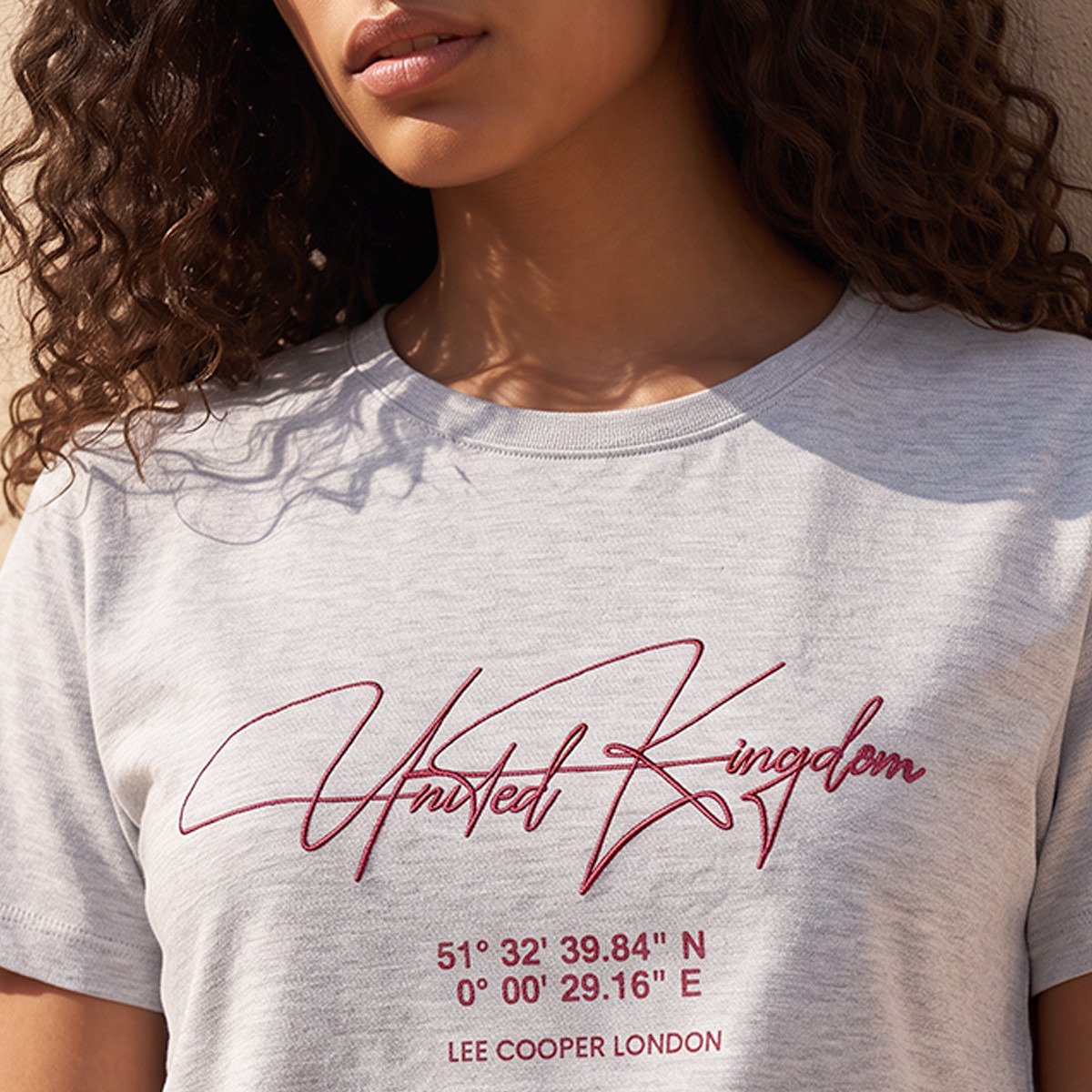 تيشيرت قطن بقصة مريحة وطبعات شعار من لي كوبر-women-clothing-tshirts-image-6